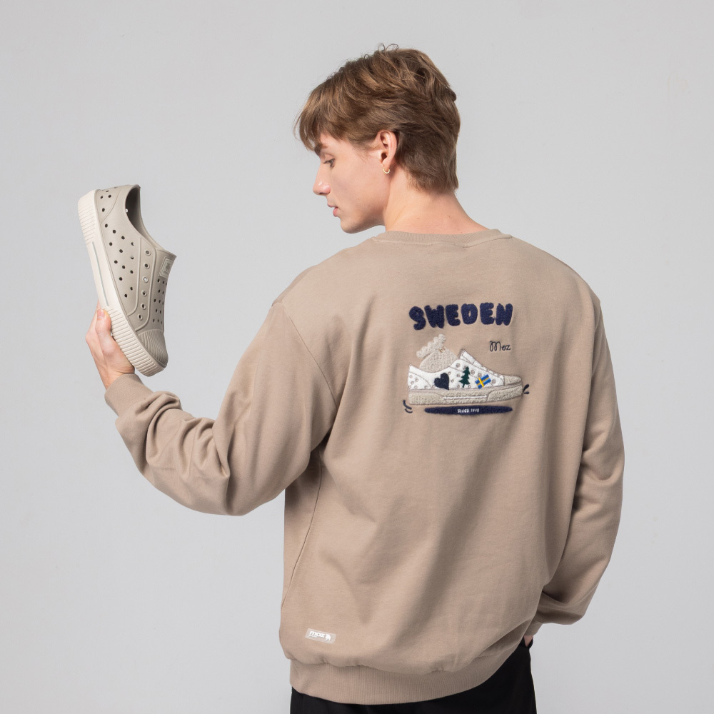 毛巾繡 駝鹿洞洞鞋旅行 100%純棉 大學T-可可(亞洲版) 男款