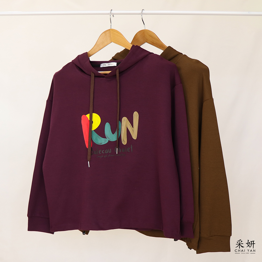 落肩彩色字母印花抽繩連帽長袖上衣