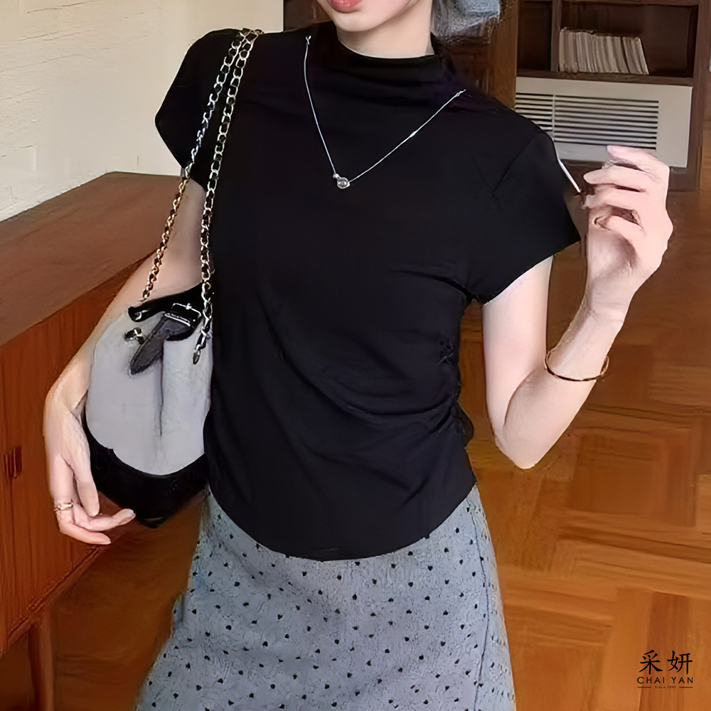 素色可拆幾何吊飾中高領短袖上衣