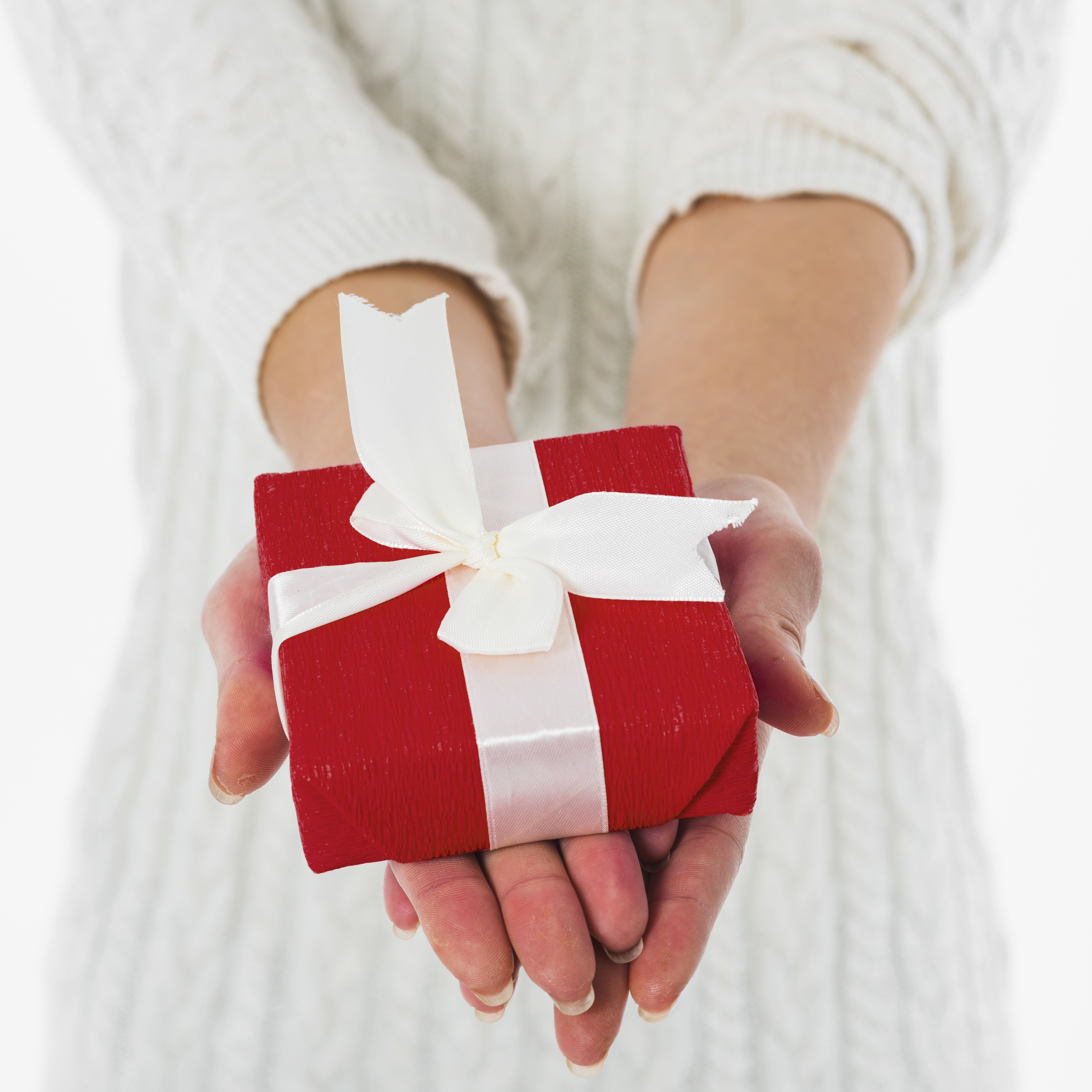 包裝精緻的禮物盒，裹著白色緞帶