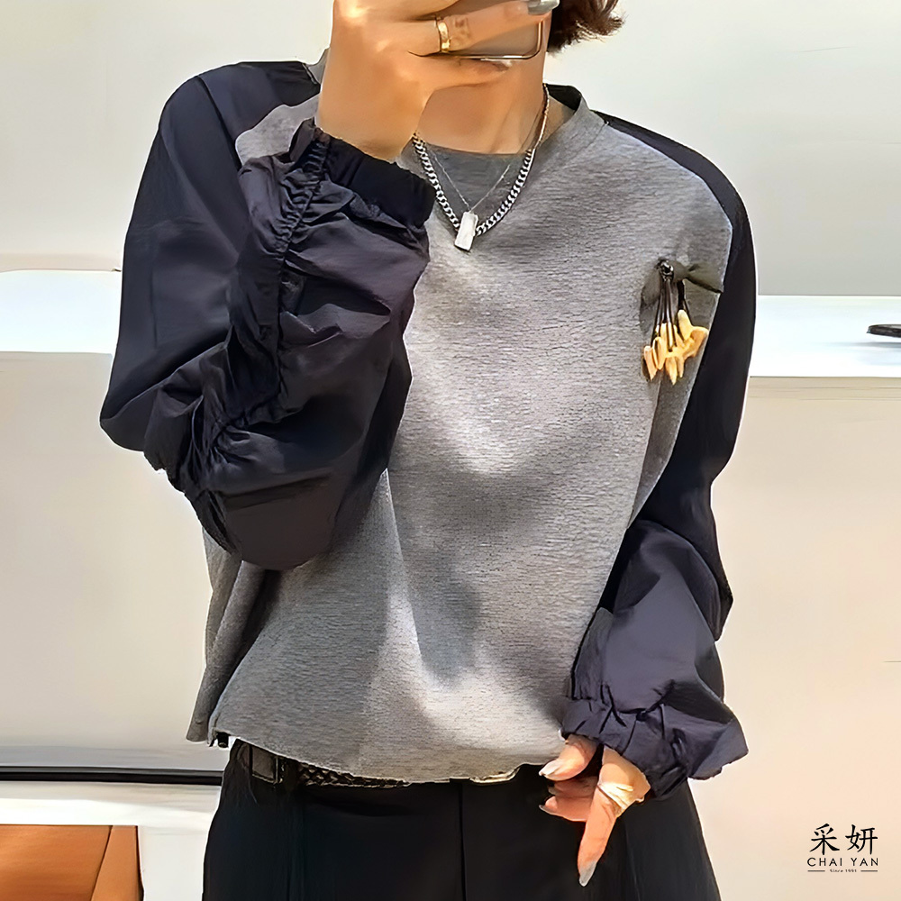 可拆胸花異材質拼接圓領長袖上衣