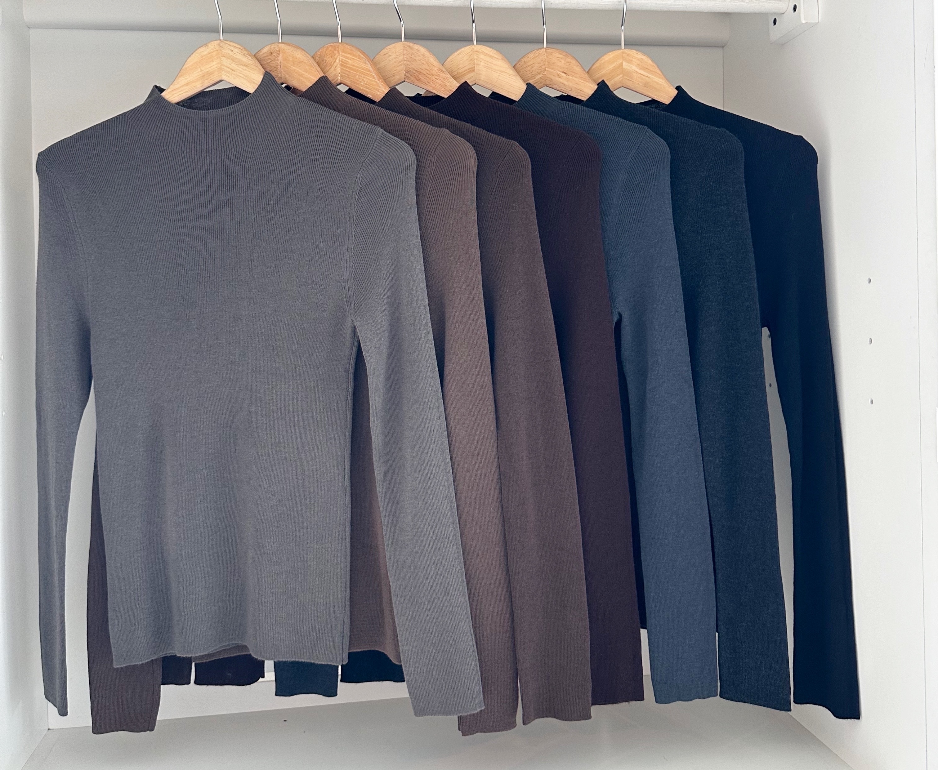 LONG SLEEVE HIGH NECK KNIT BLOUSE