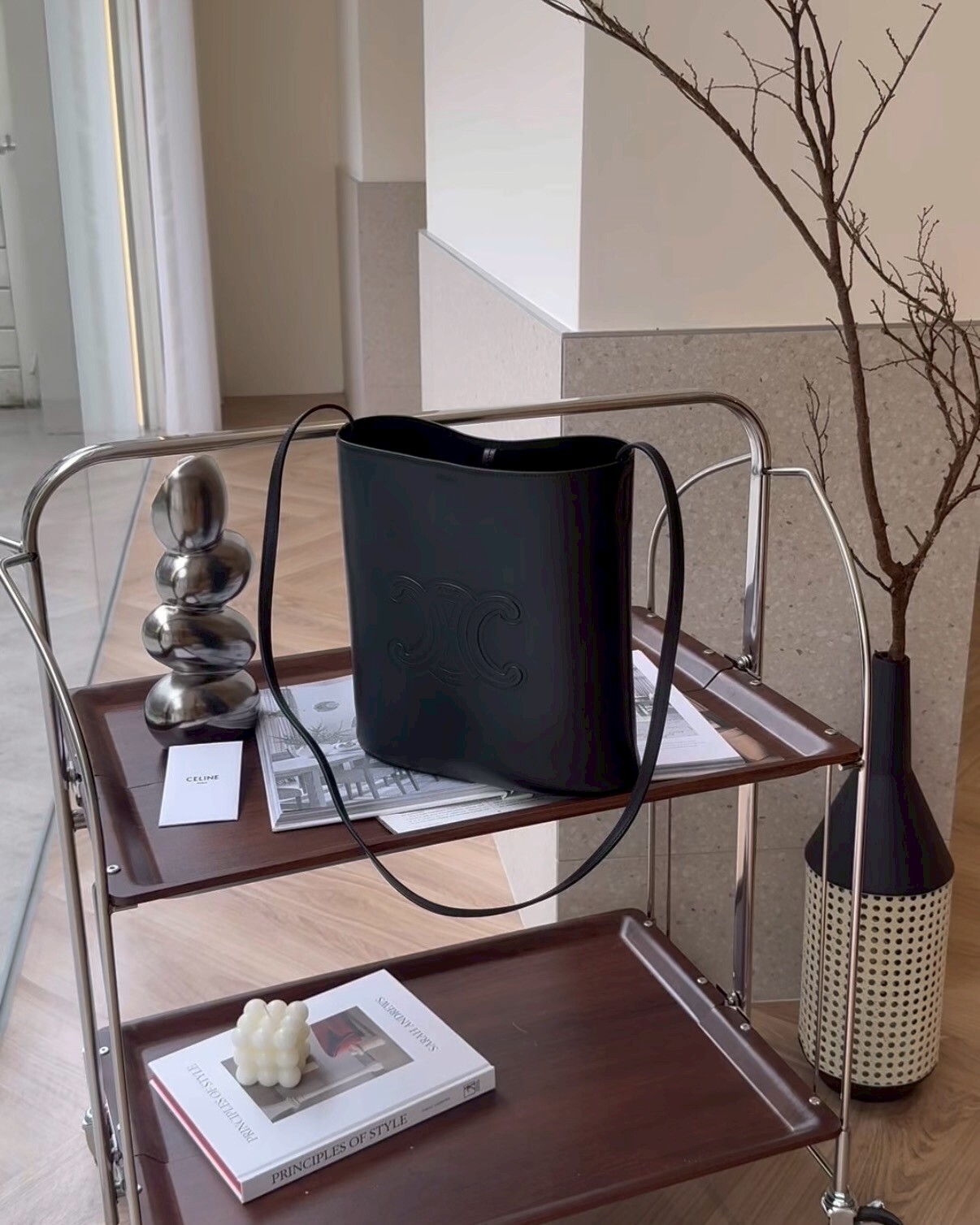 CELINE｜小牛皮革LOGO水桶包 黑色