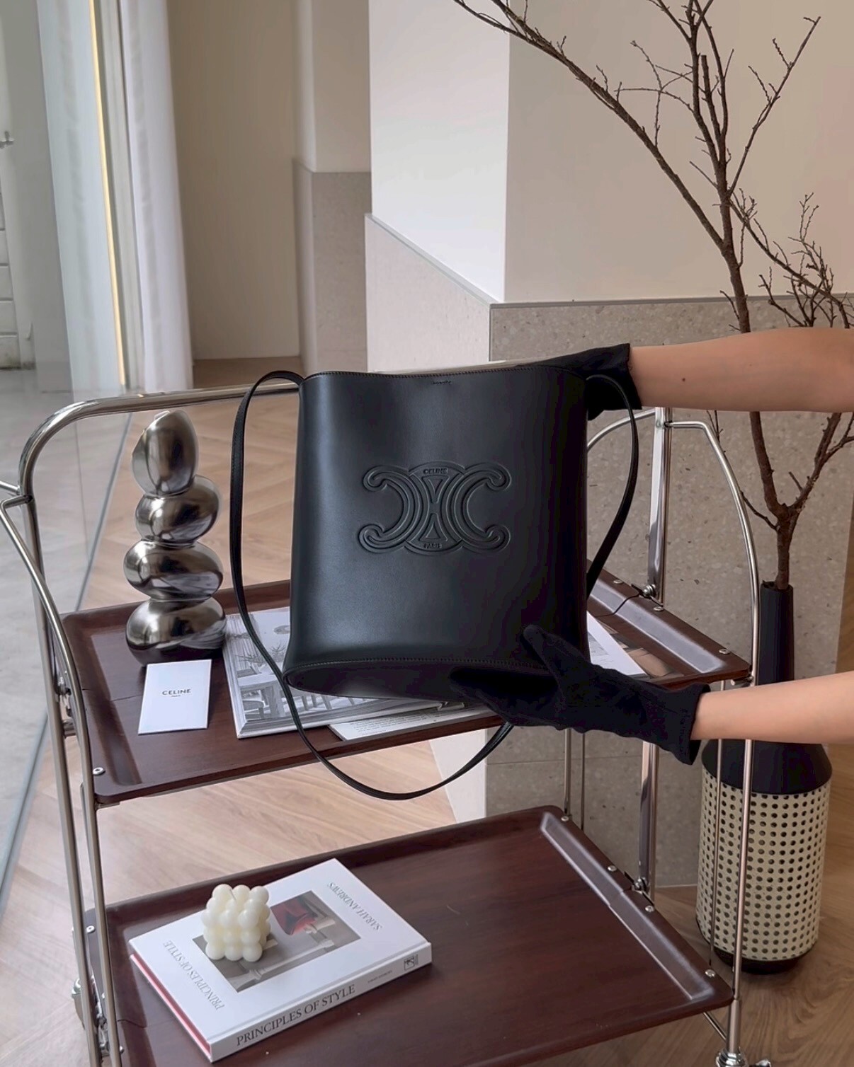 CELINE｜小牛皮革LOGO水桶包 黑色