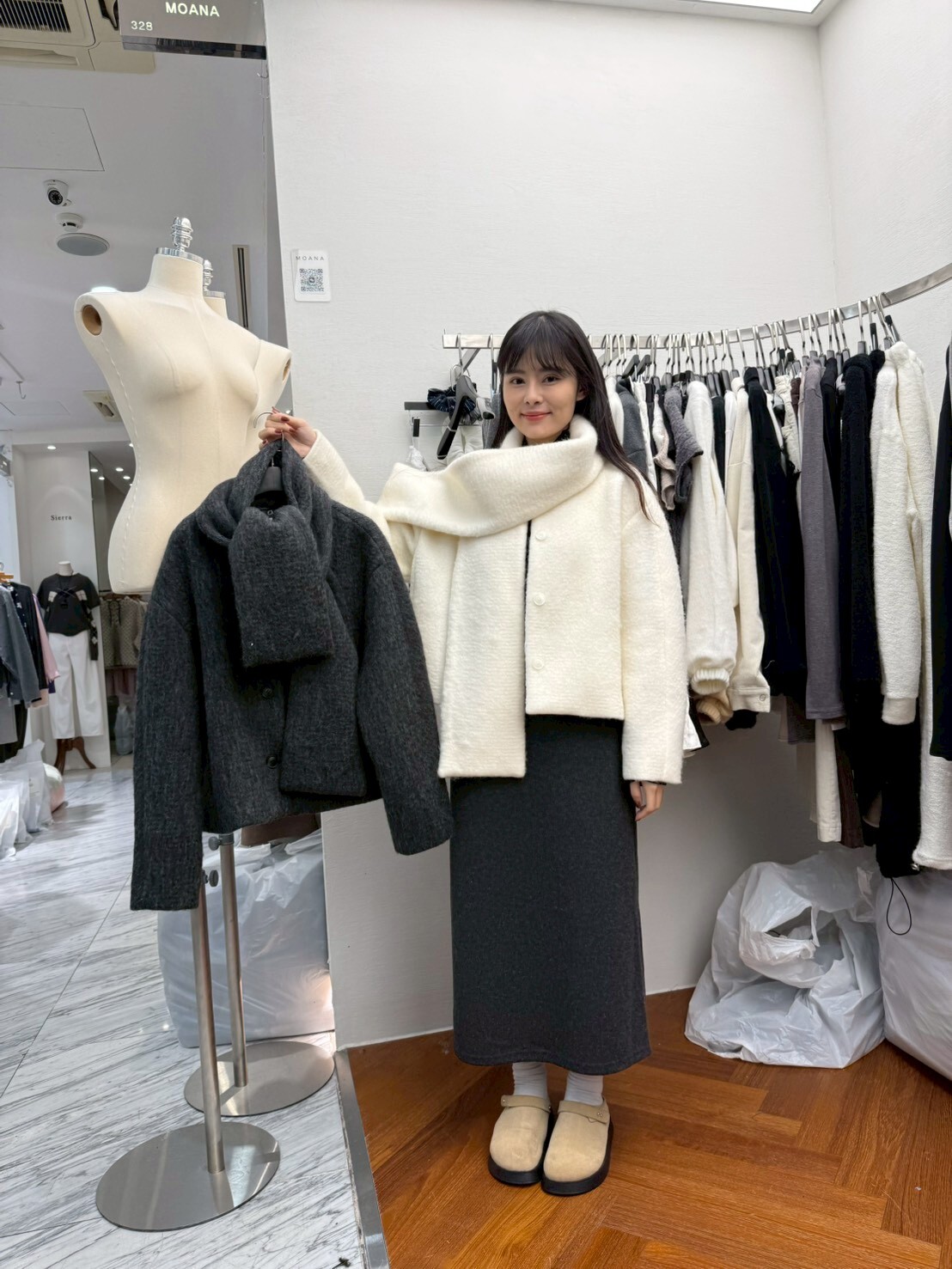 MK5209 圓領短版毛絨外套+頸巾