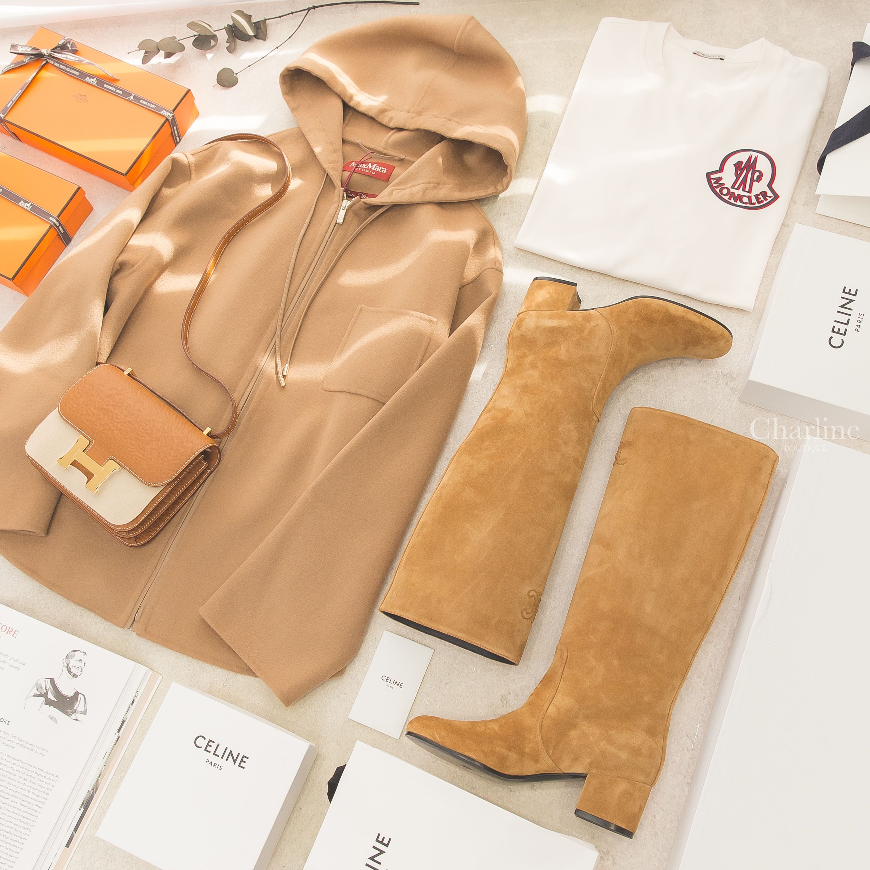 Celine 哈瓦那棕麂皮凱旋門低跟長靴,Max Mara 駝色單口袋羊毛連帽長袖外套,Moncler 白底紅色絲絨藍色疊影印花短袖棉T,Hermès Mini Constance焦糖色金釦鏡面款-Charline Boutique 精品代購