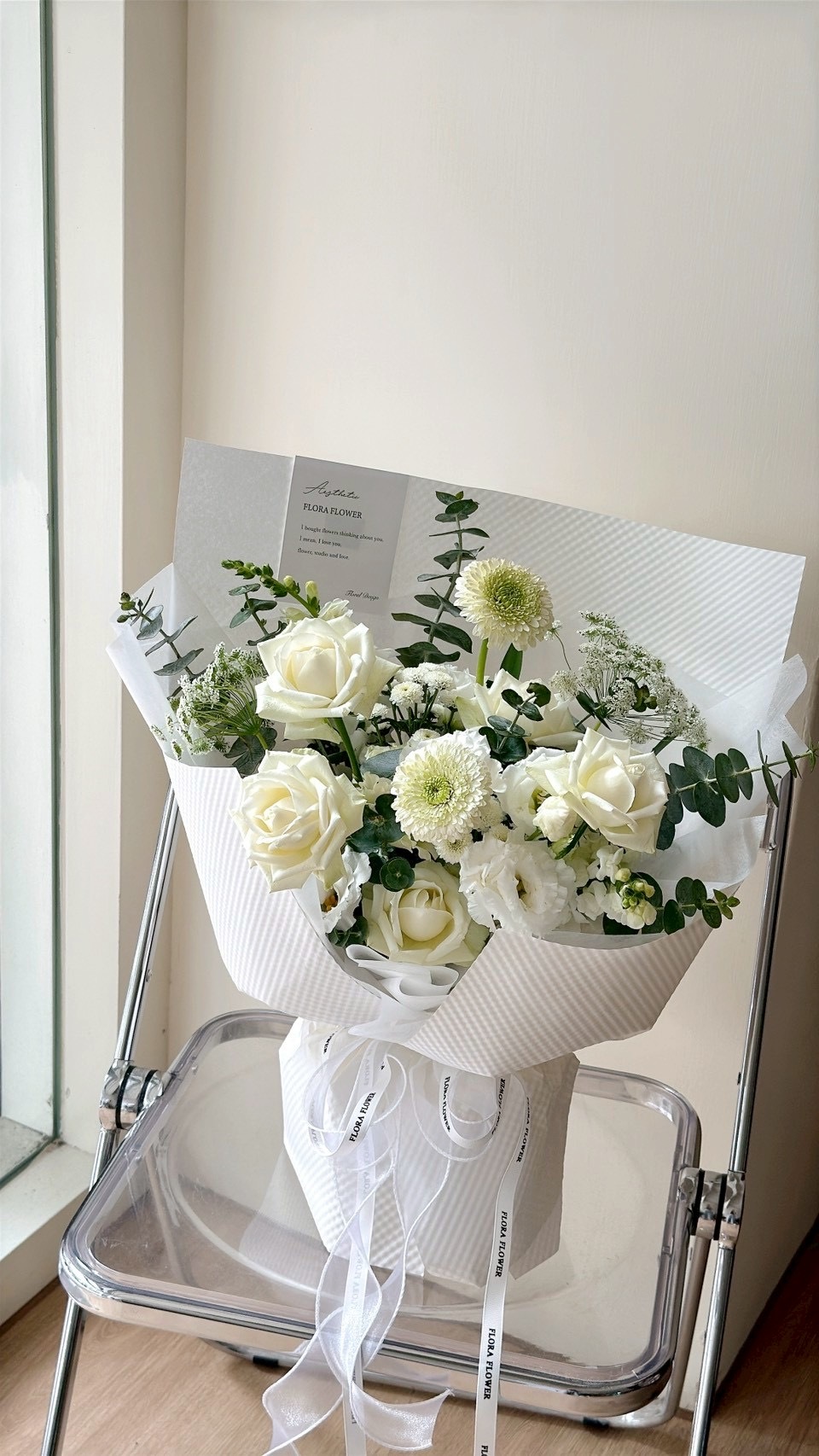 白綠鮮花花束— 日暮春山