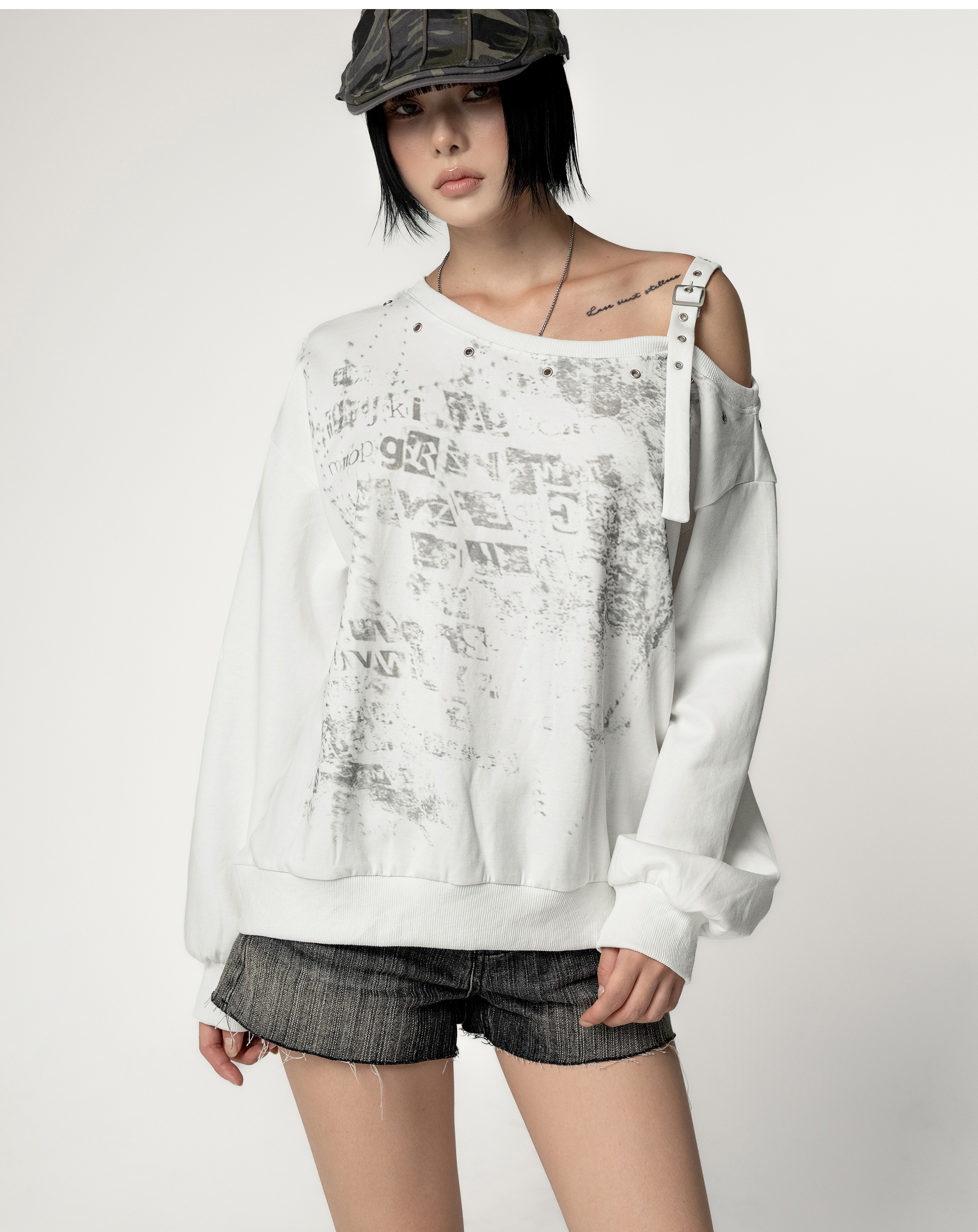 NOIRMUTE EYELET STRAP ONE-SHOULDER LETTERING SWEATSHIRT