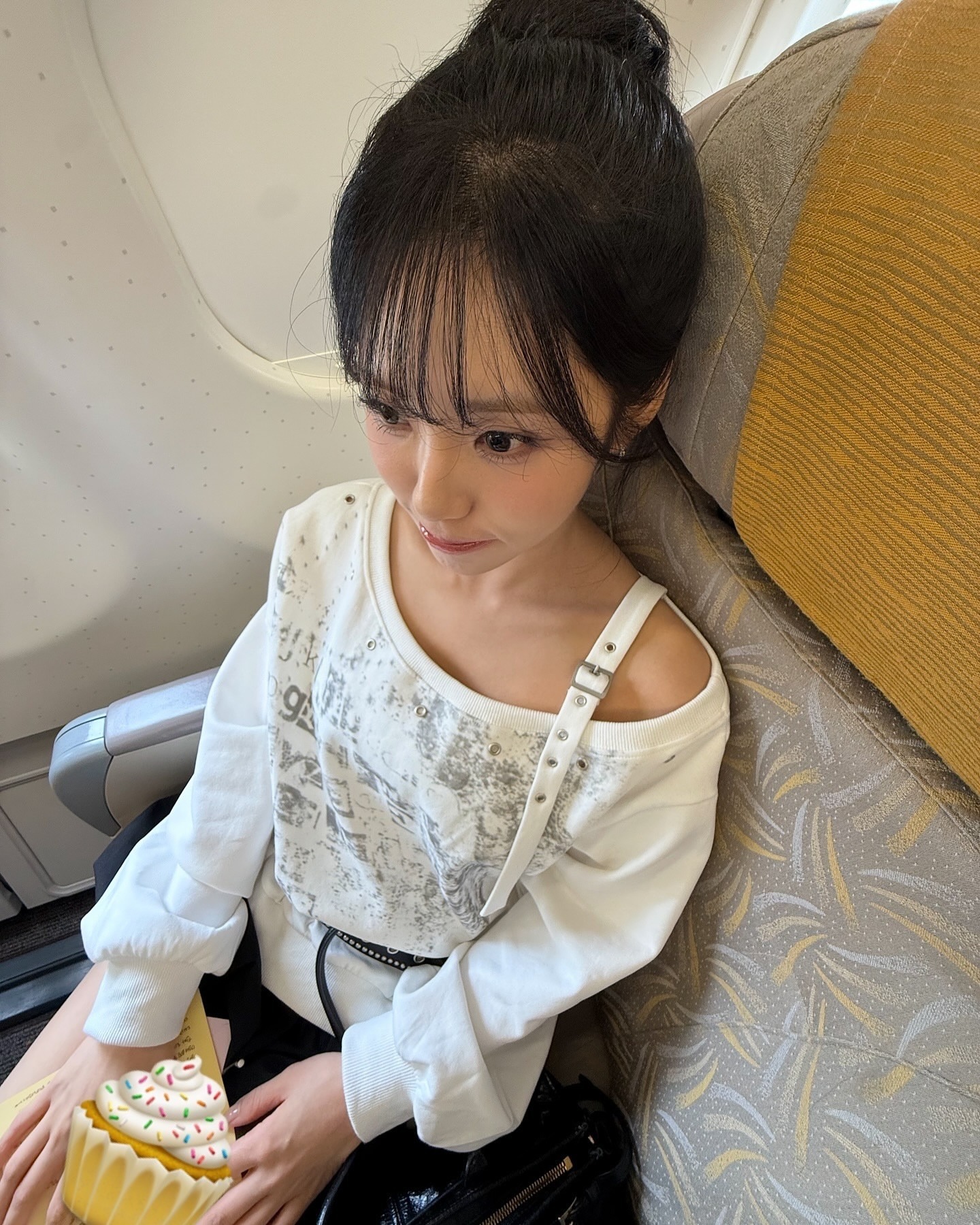 NOIRMUTE EYELET STRAP ONE-SHOULDER LETTERING SWEATSHIRT