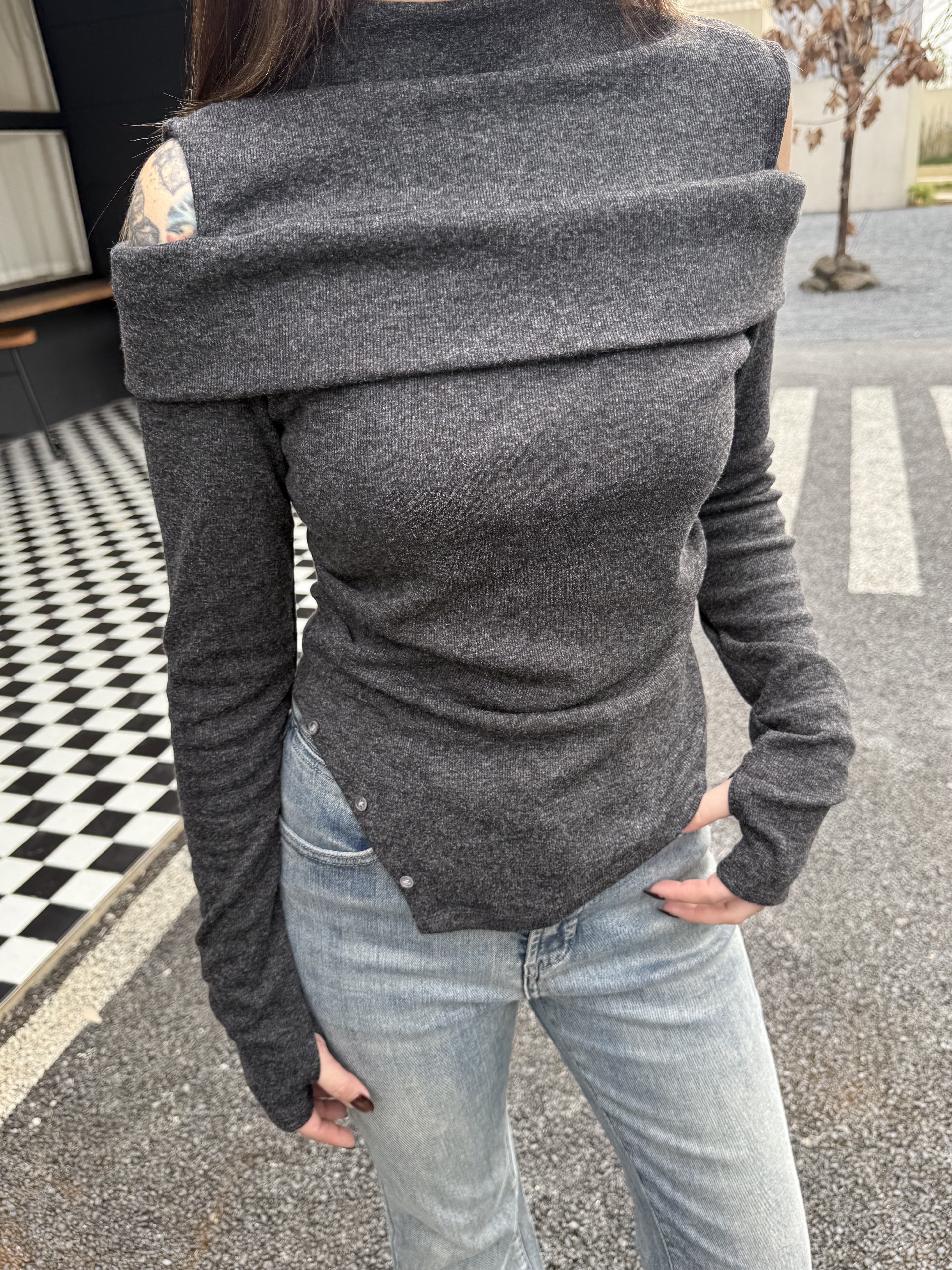 平領露肩造型扣子上衣