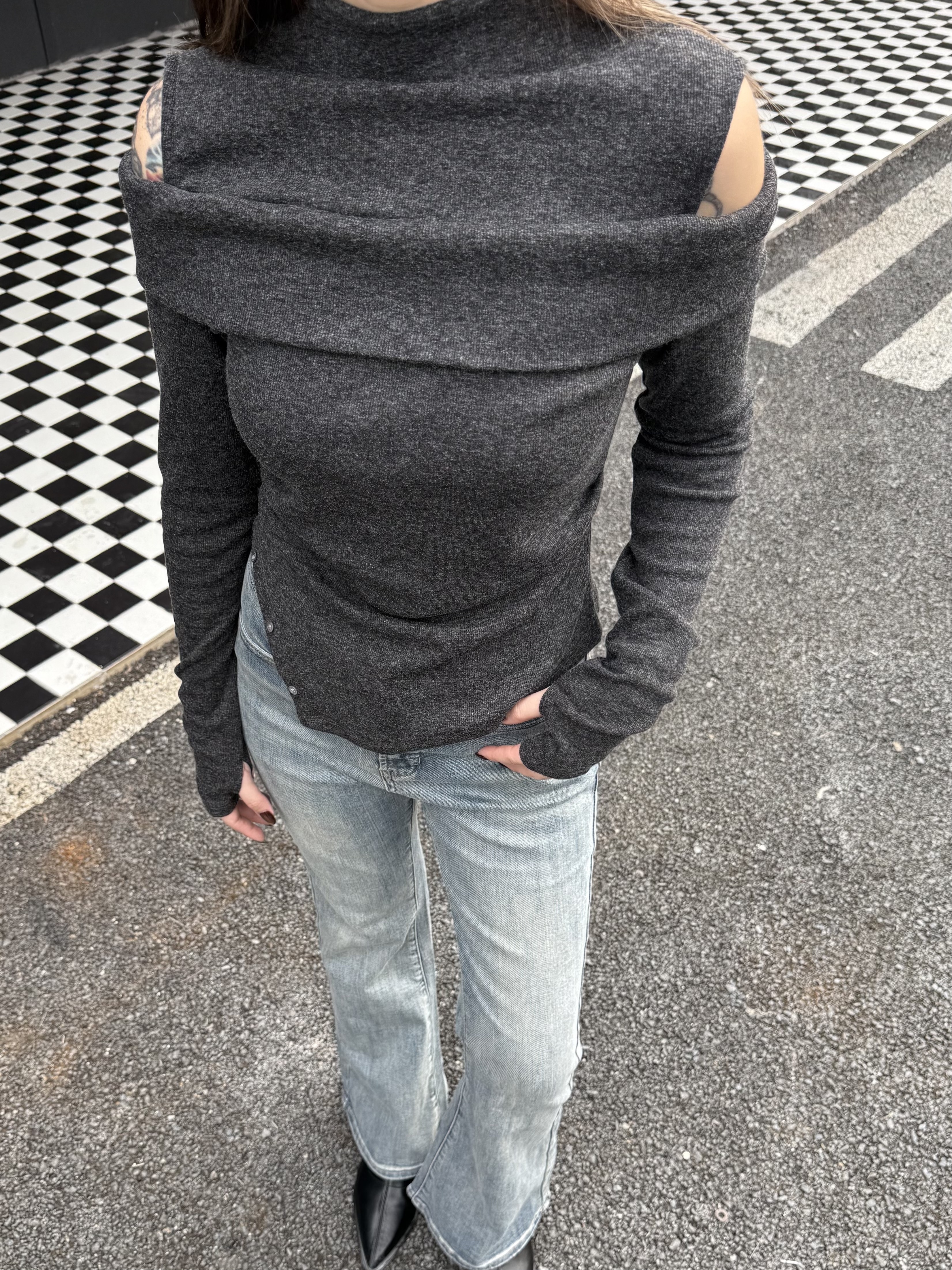 平領露肩造型扣子上衣