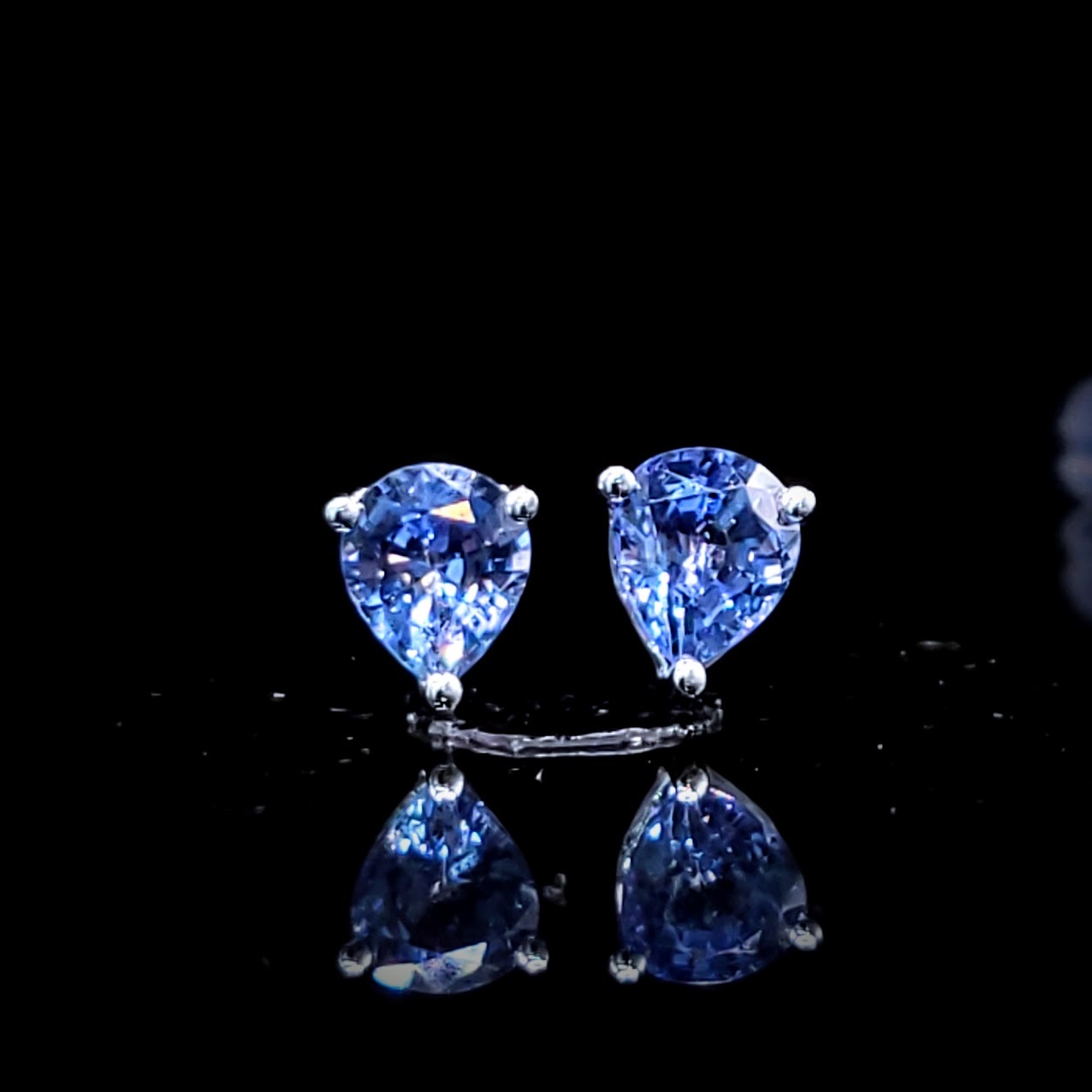 全新18K白金【主石1卡66份藍寶石】耳環