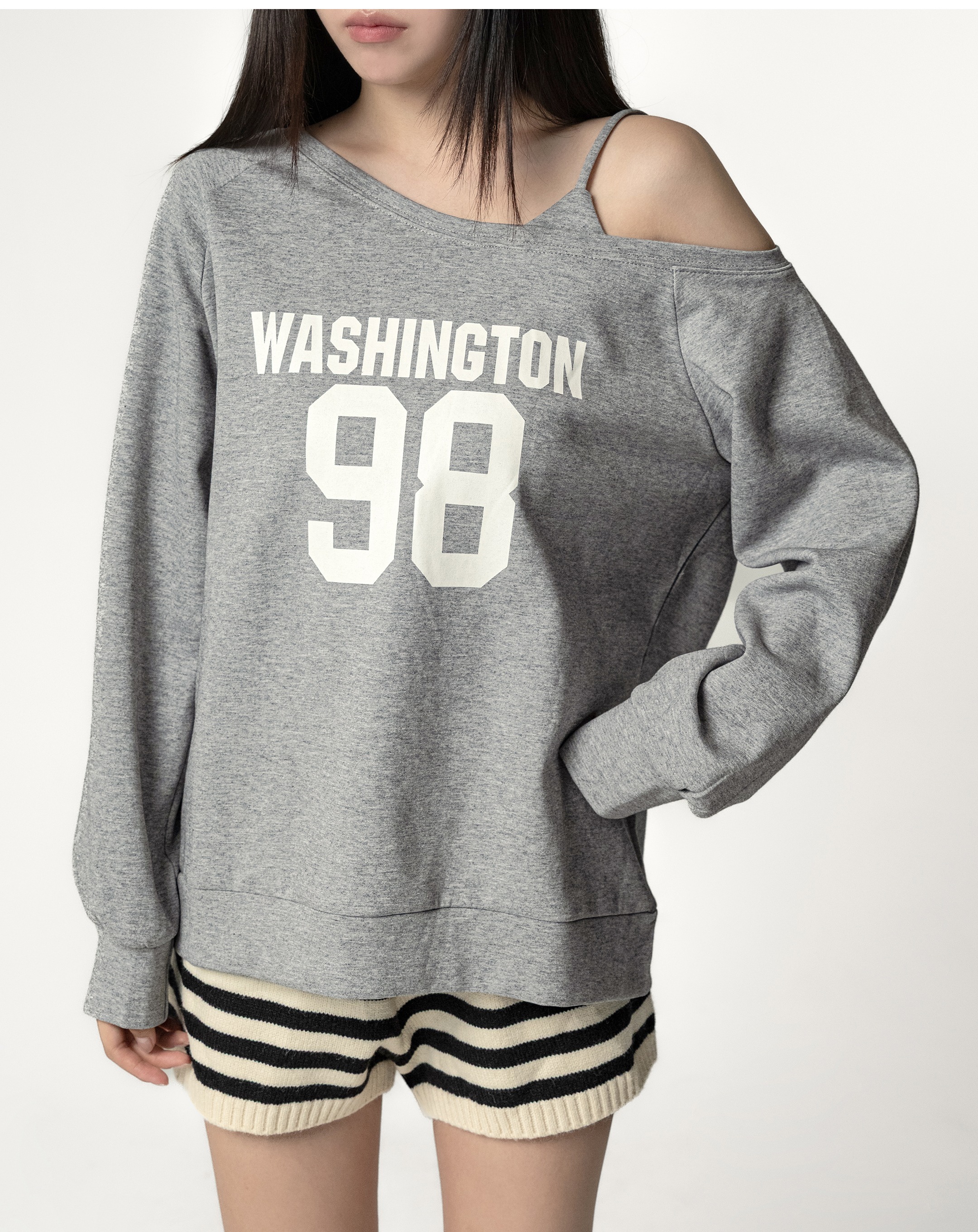 NOIRMUTE NUMBER LETTERING OFF-SHOULDER SWEATSHIRT