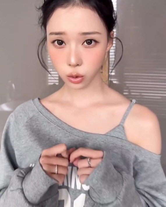 NOIRMUTE NUMBER LETTERING OFF-SHOULDER SWEATSHIRT