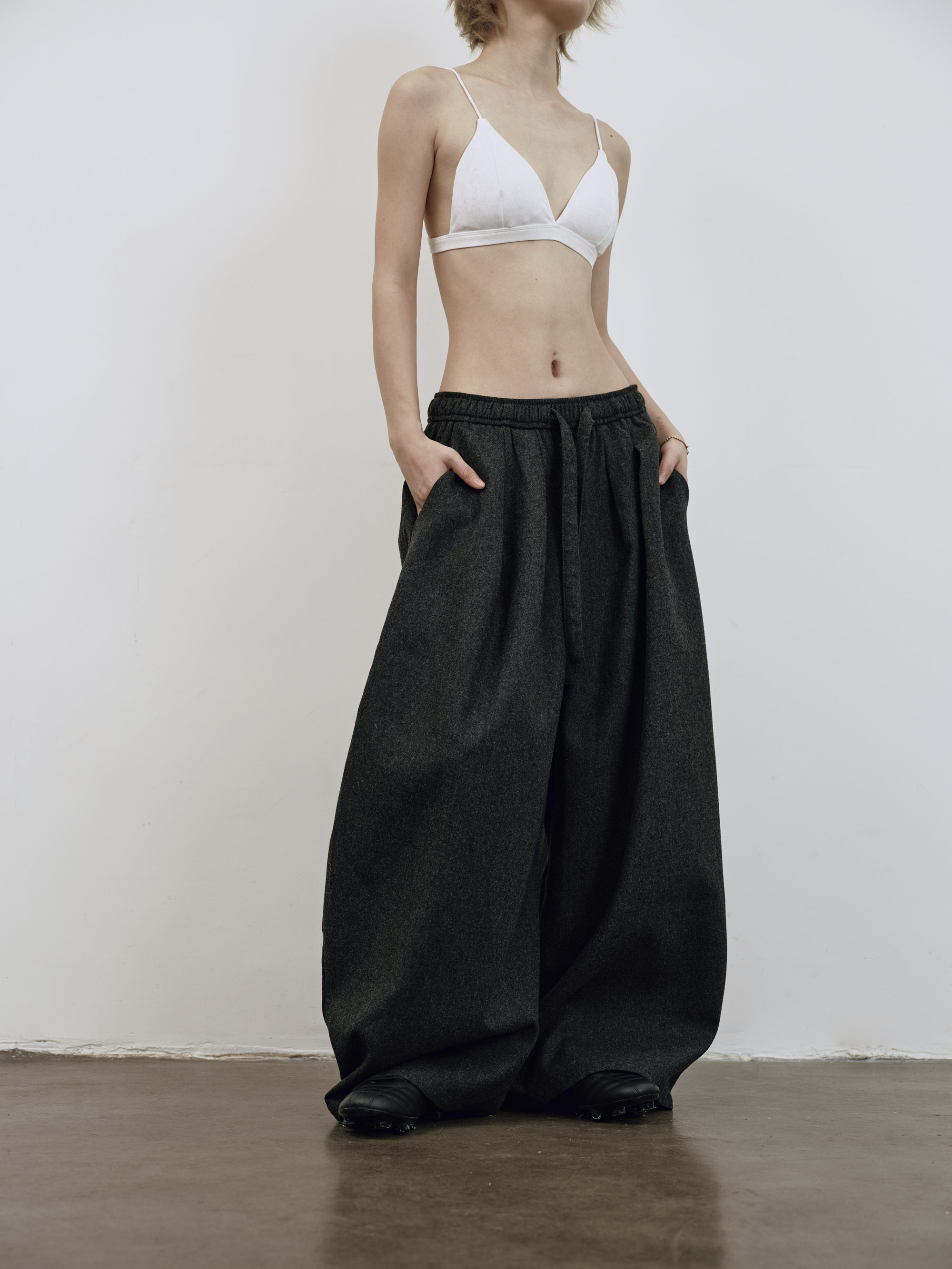 羊毛鬆緊腰闊腿彎刀褲