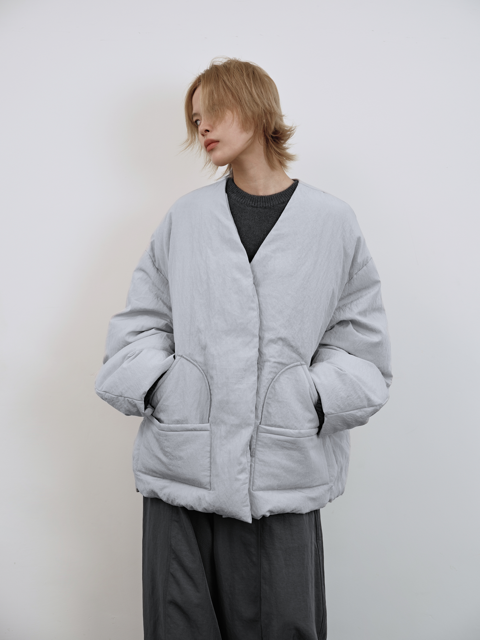 彎刀抓皺無領羽絨外套-灰