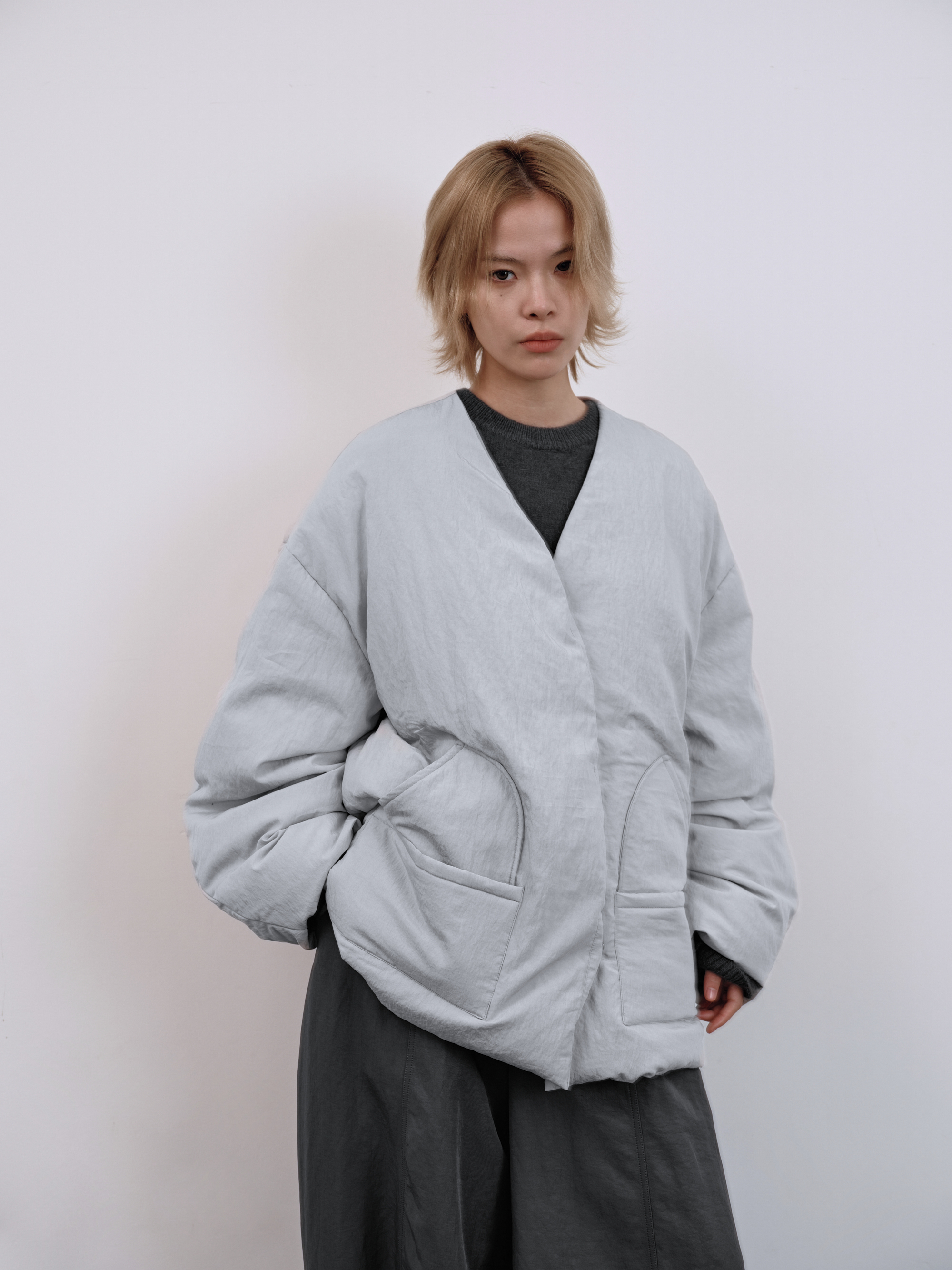 彎刀抓皺無領羽絨外套-灰