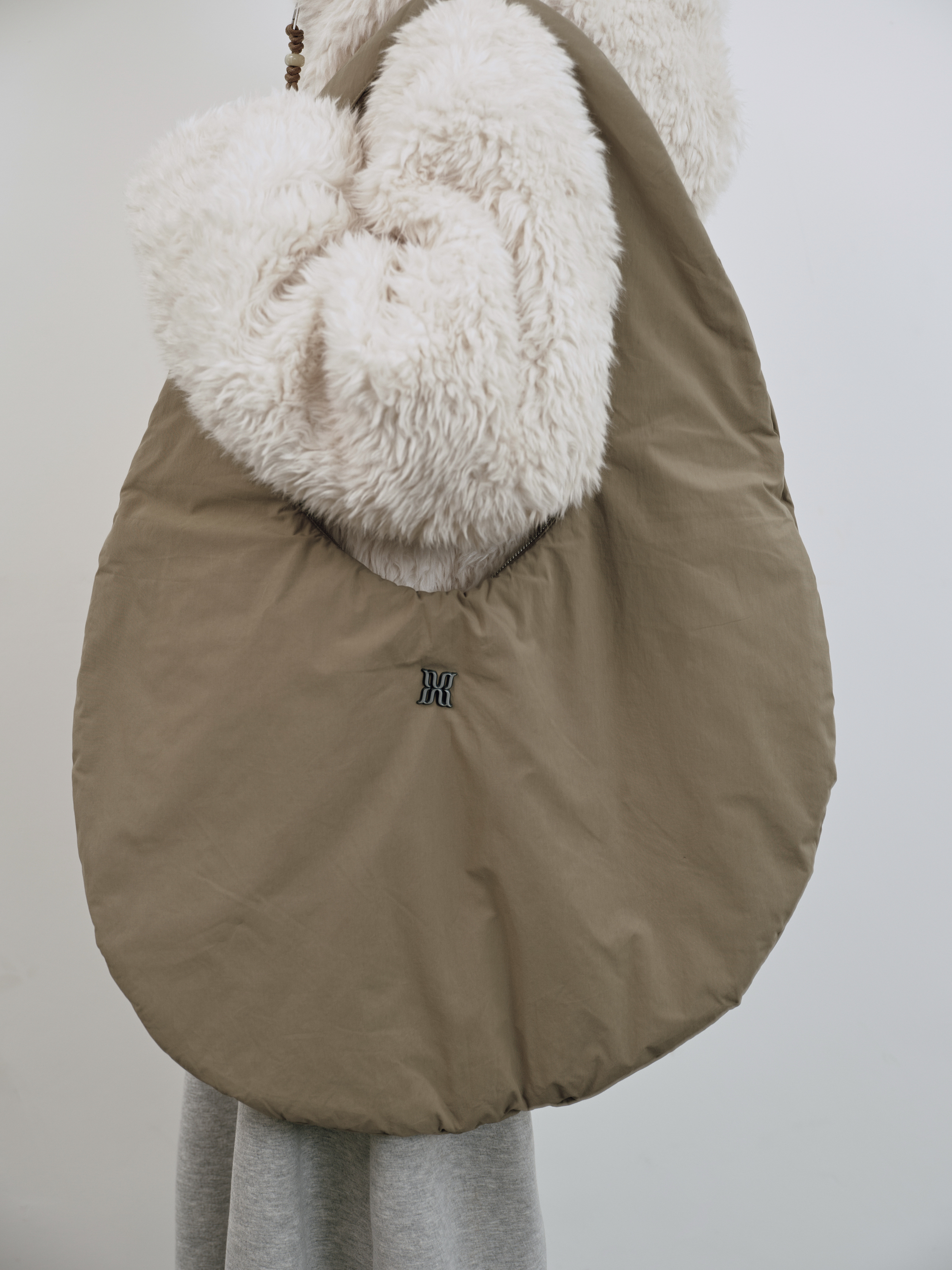 羽絨月亮大斜肩包