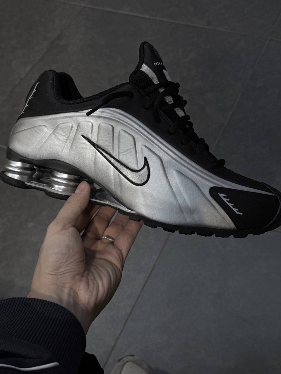 NIKE SHOX R4 灰銀 銀黑 灰色 彈簧鞋 氣墊 緩震 男鞋 HQ1988-007 / 預購