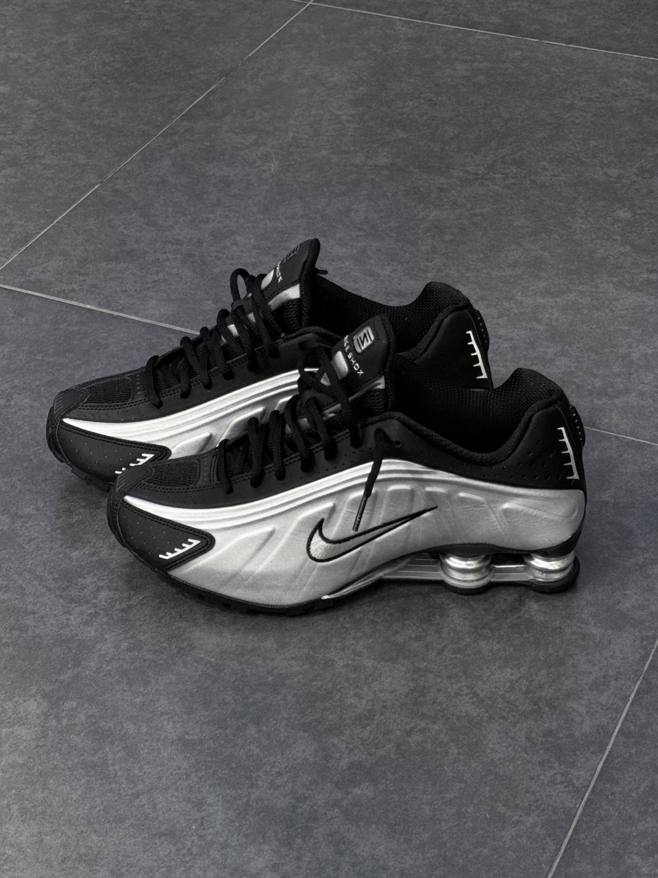 NIKE SHOX R4 灰銀 銀黑 灰色 彈簧鞋 氣墊 緩震 男鞋 HQ1988-007 / 預購