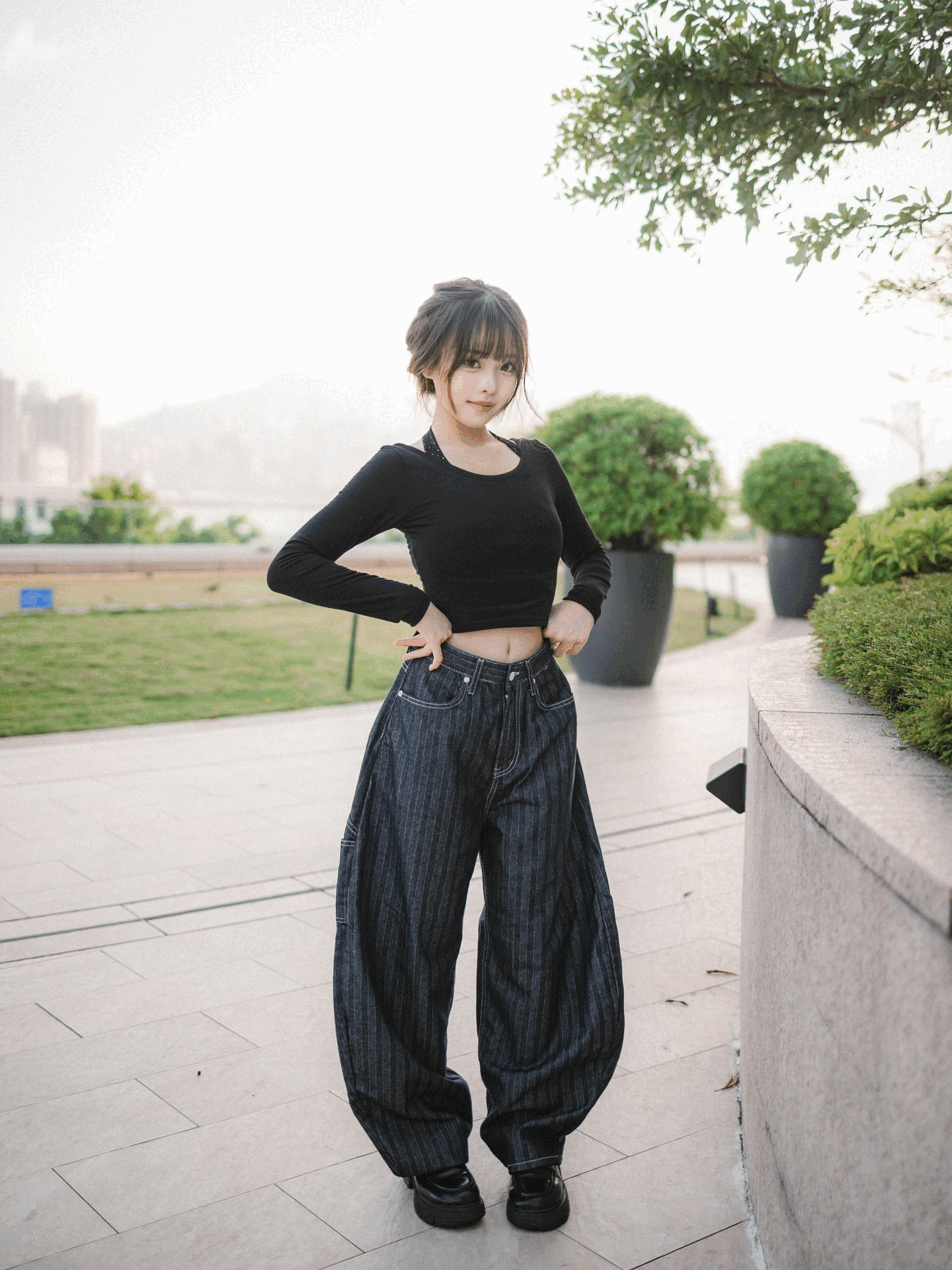 【網站限定優惠】太陽刺繡直紋彎刀褲