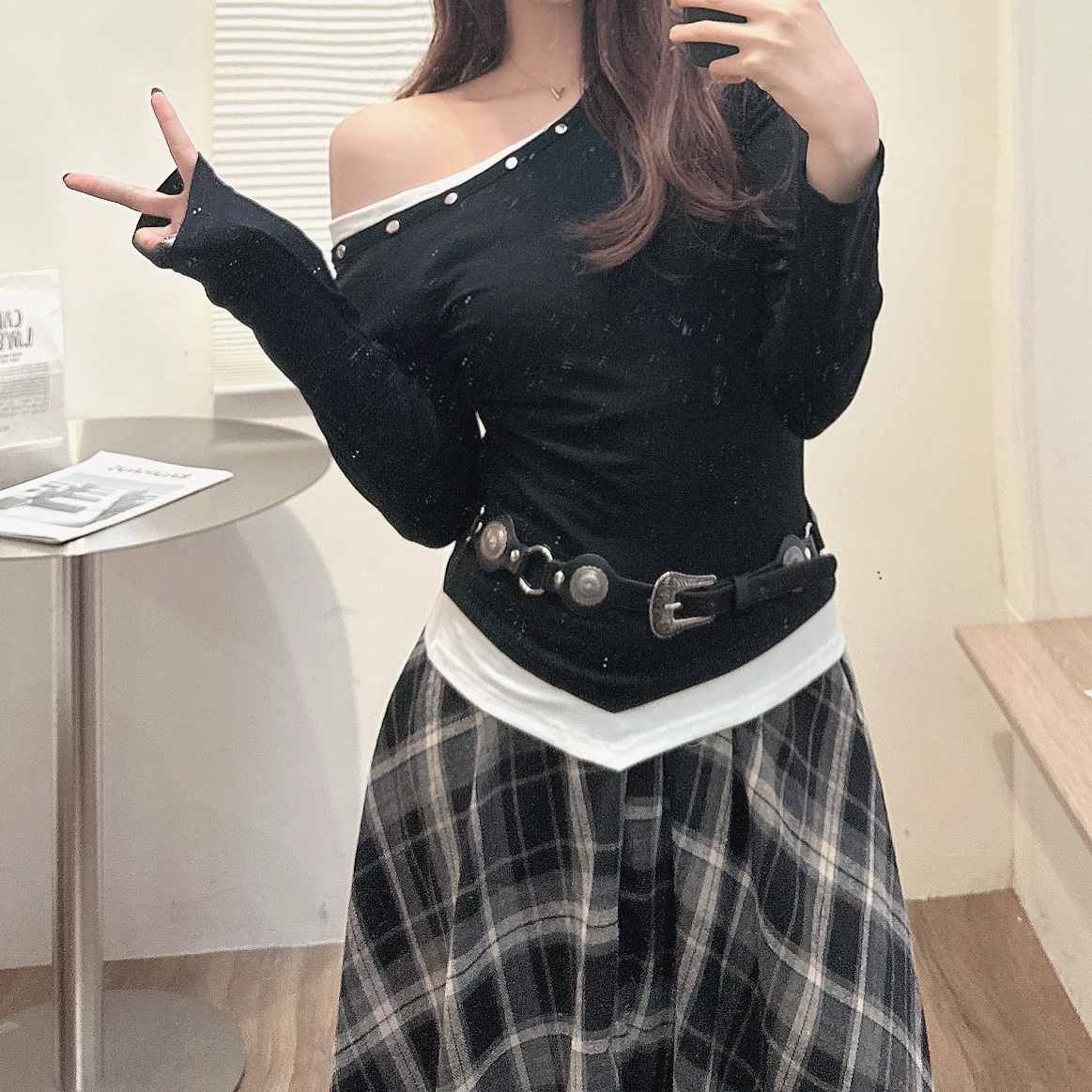 鉚釘撞色斜肩上衣/三色