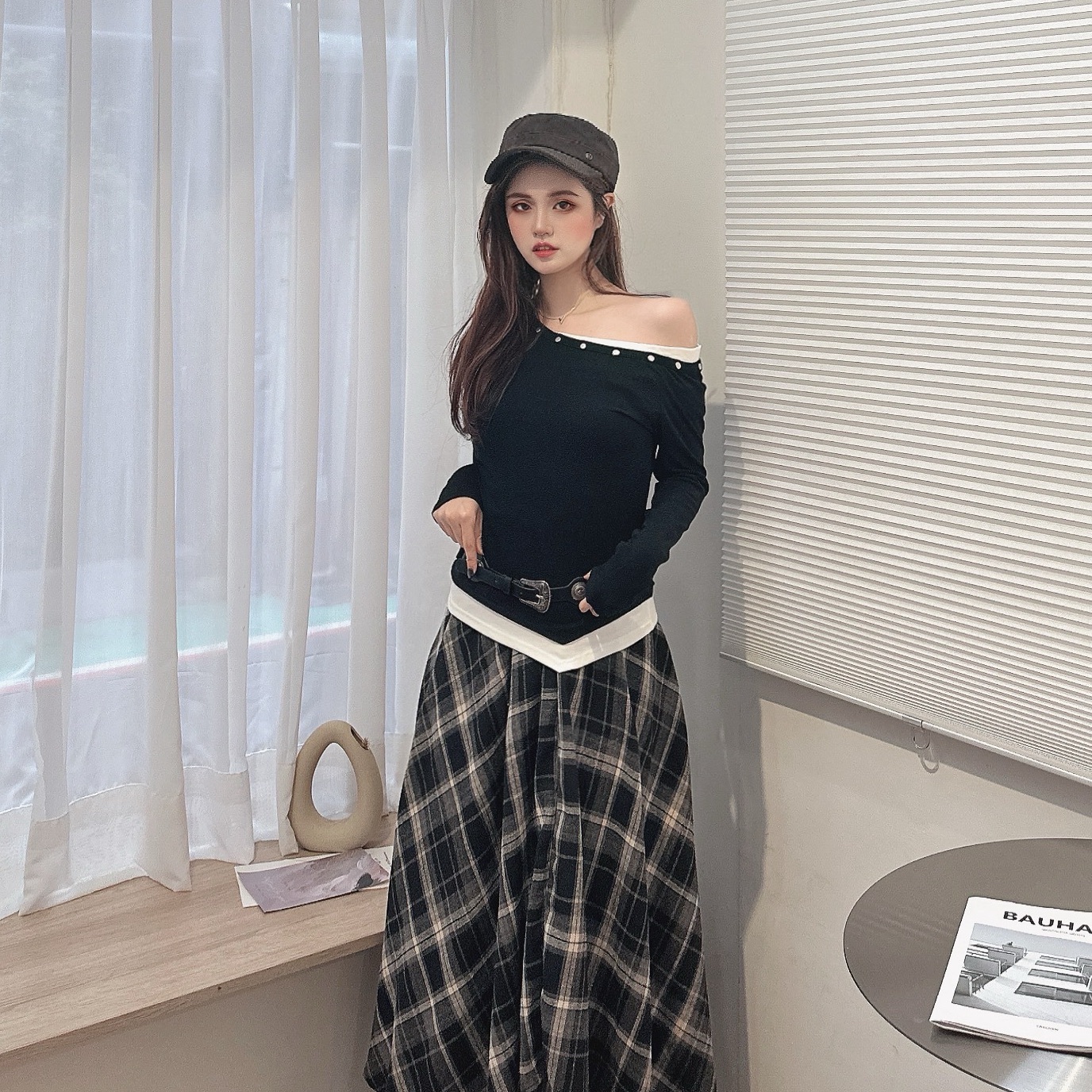 鉚釘撞色斜肩上衣/三色