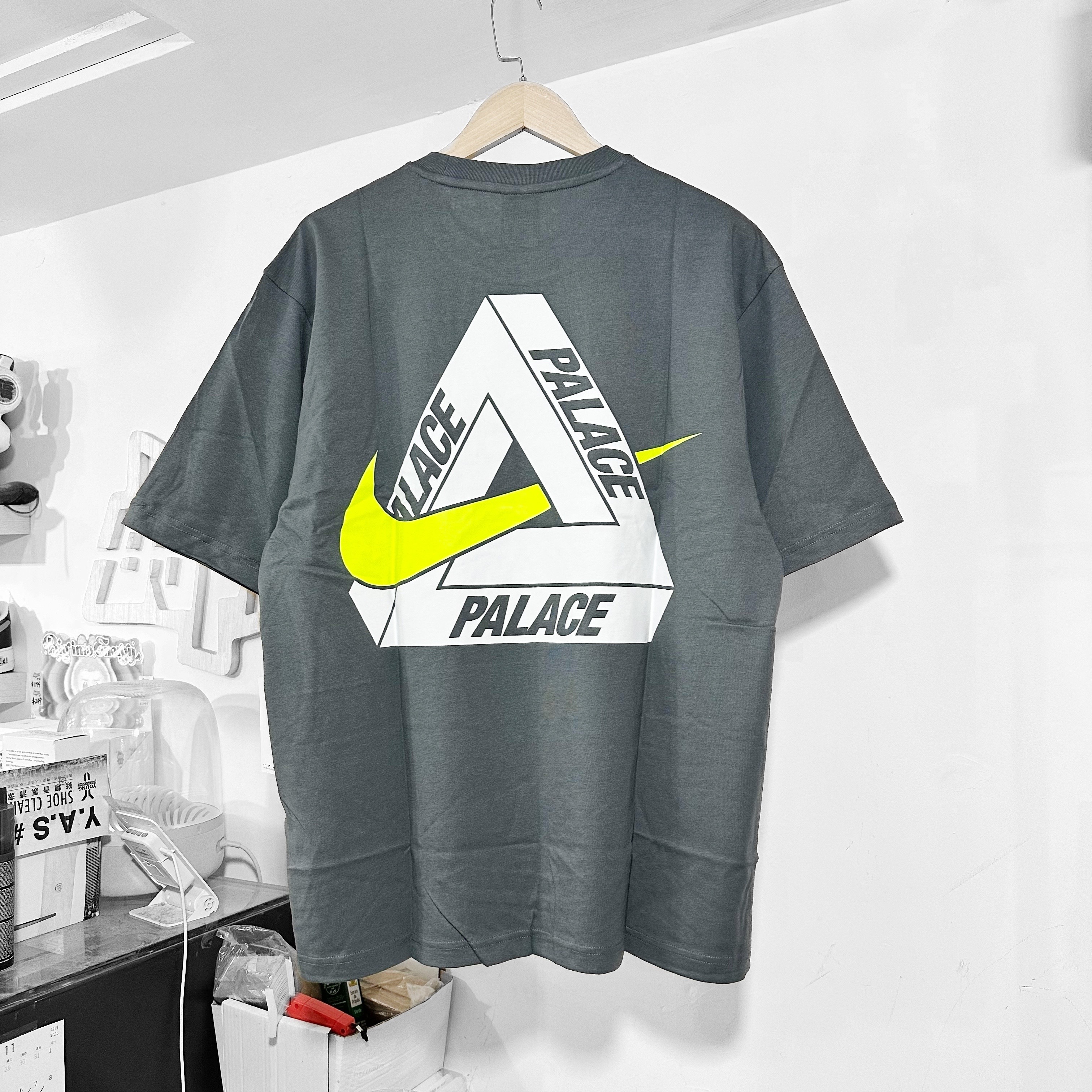 Palace x Nike Tri Swoosh T-Shirt 聯名 Charcoal 灰碳色