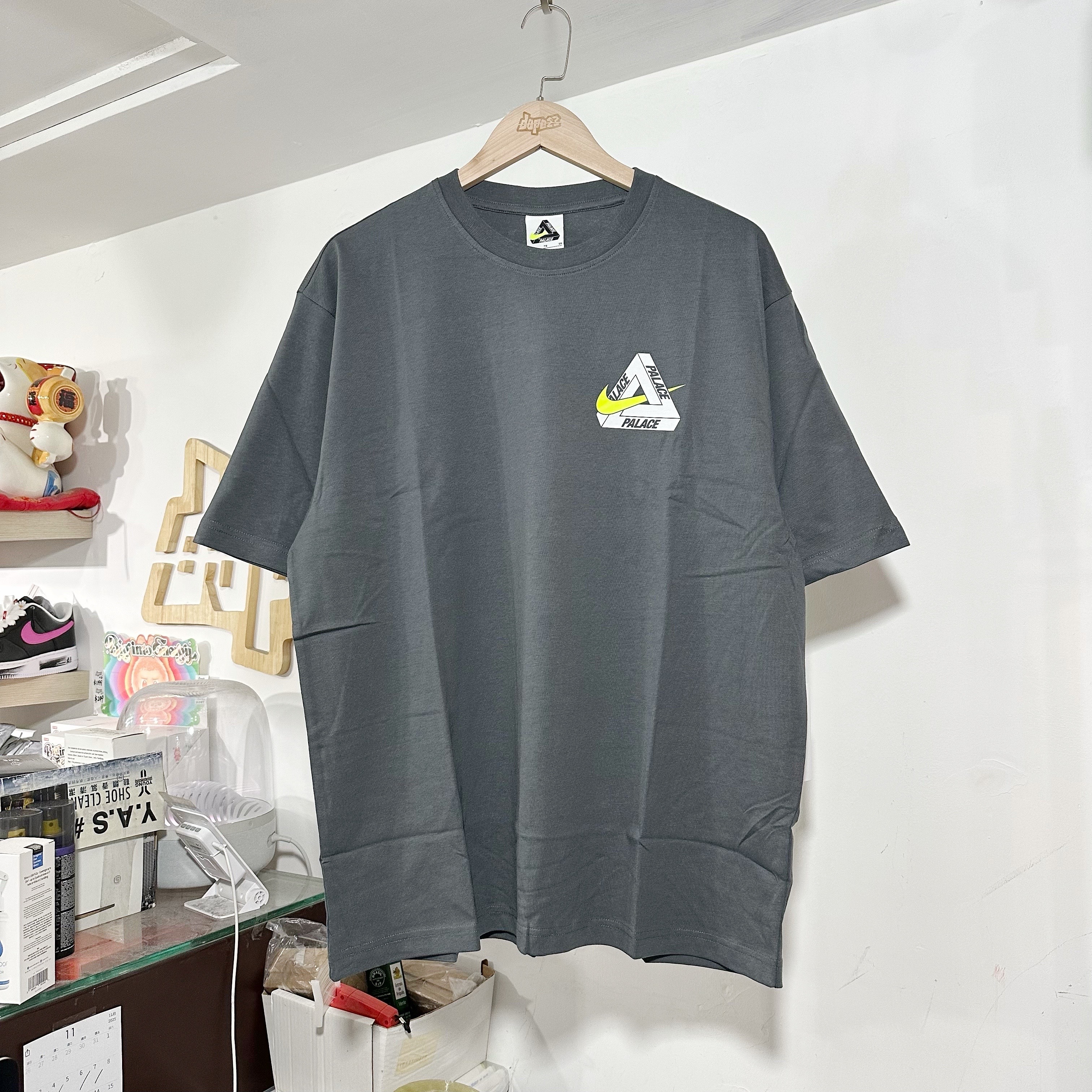 Palace x Nike Tri Swoosh T-Shirt 聯名 Charcoal 灰碳色
