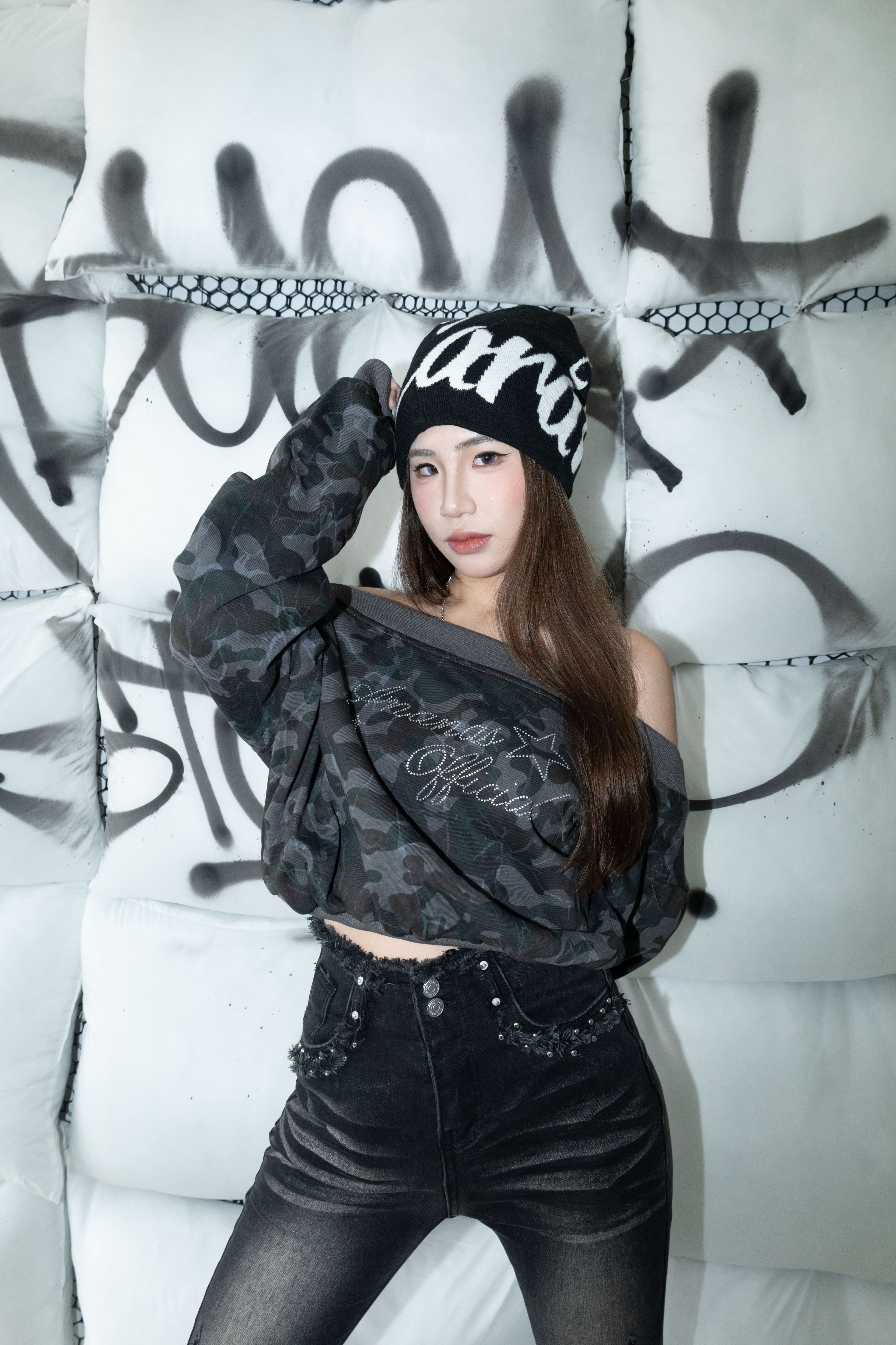 [ Ananas自訂款✨] 品牌LOGO水鑽迷彩一字領上衣