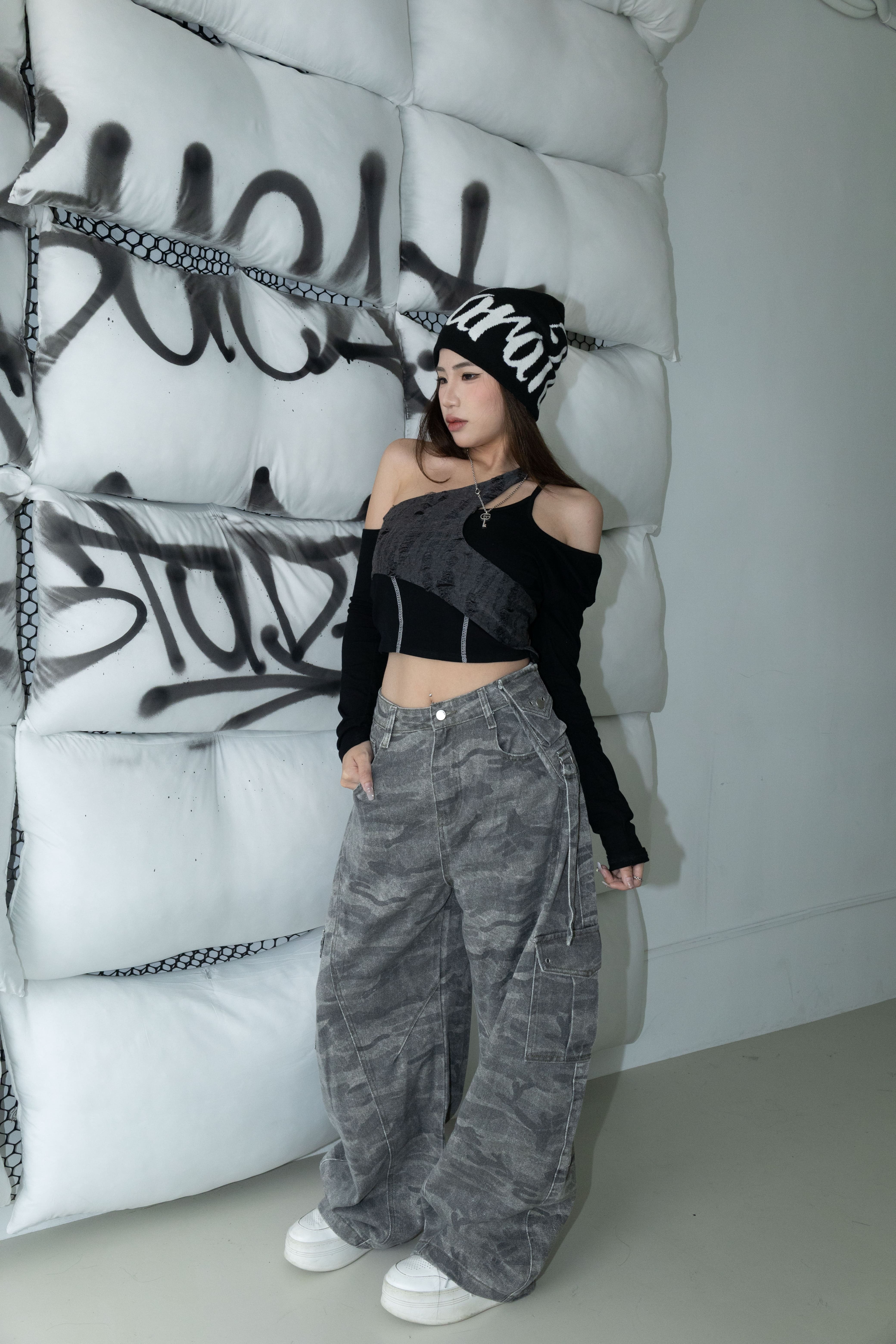 [ Ananas自訂款✨] 刺繡LOGO破壞感斜肩上衣