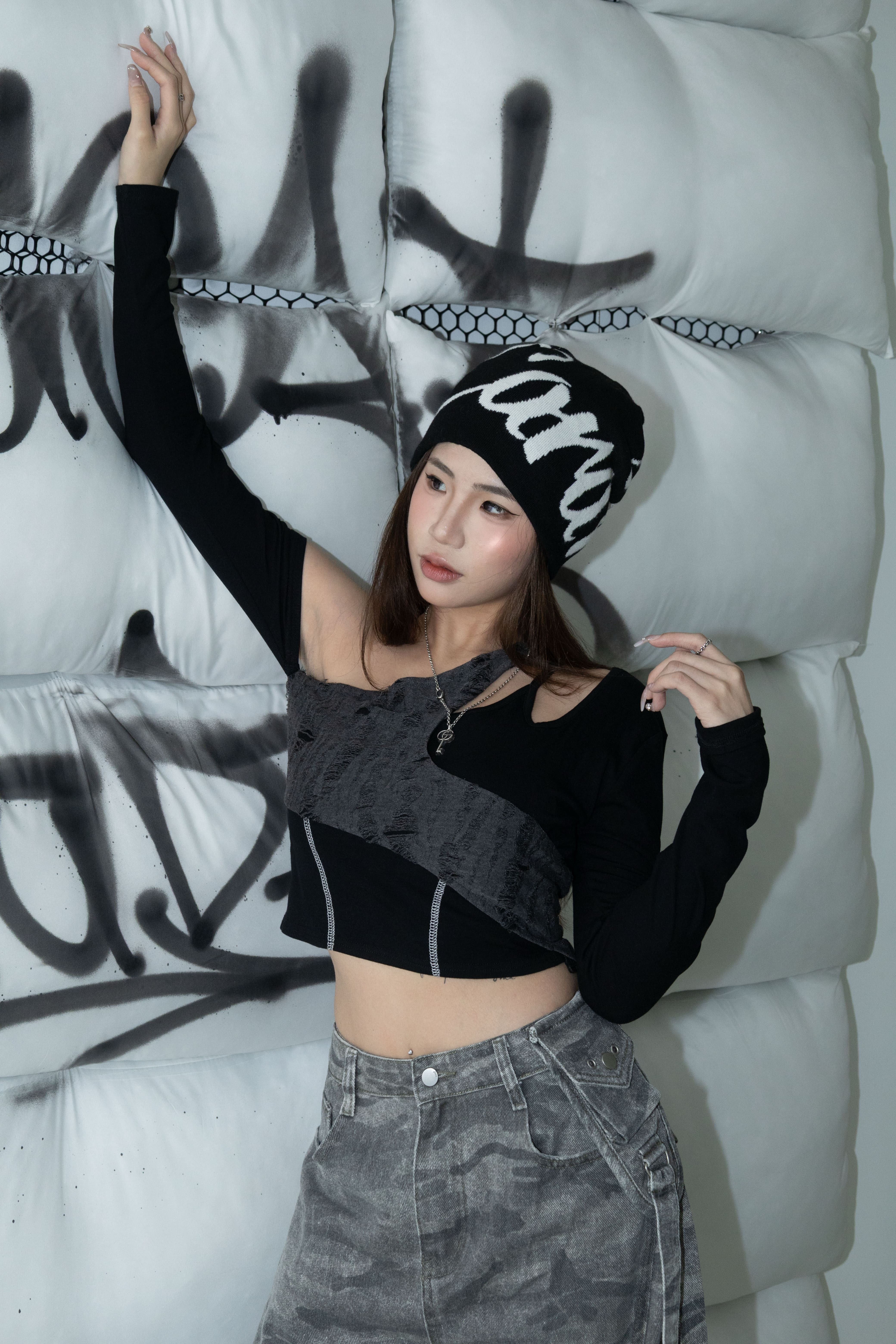 [ Ananas自訂款✨] 刺繡LOGO破壞感斜肩上衣