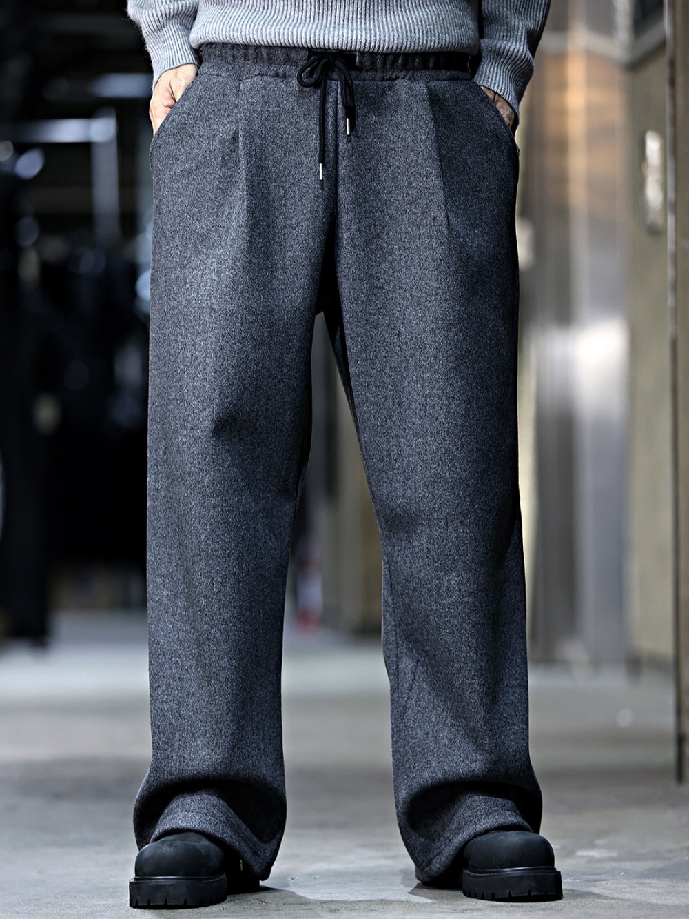 羊毛微寬直筒休閒褲