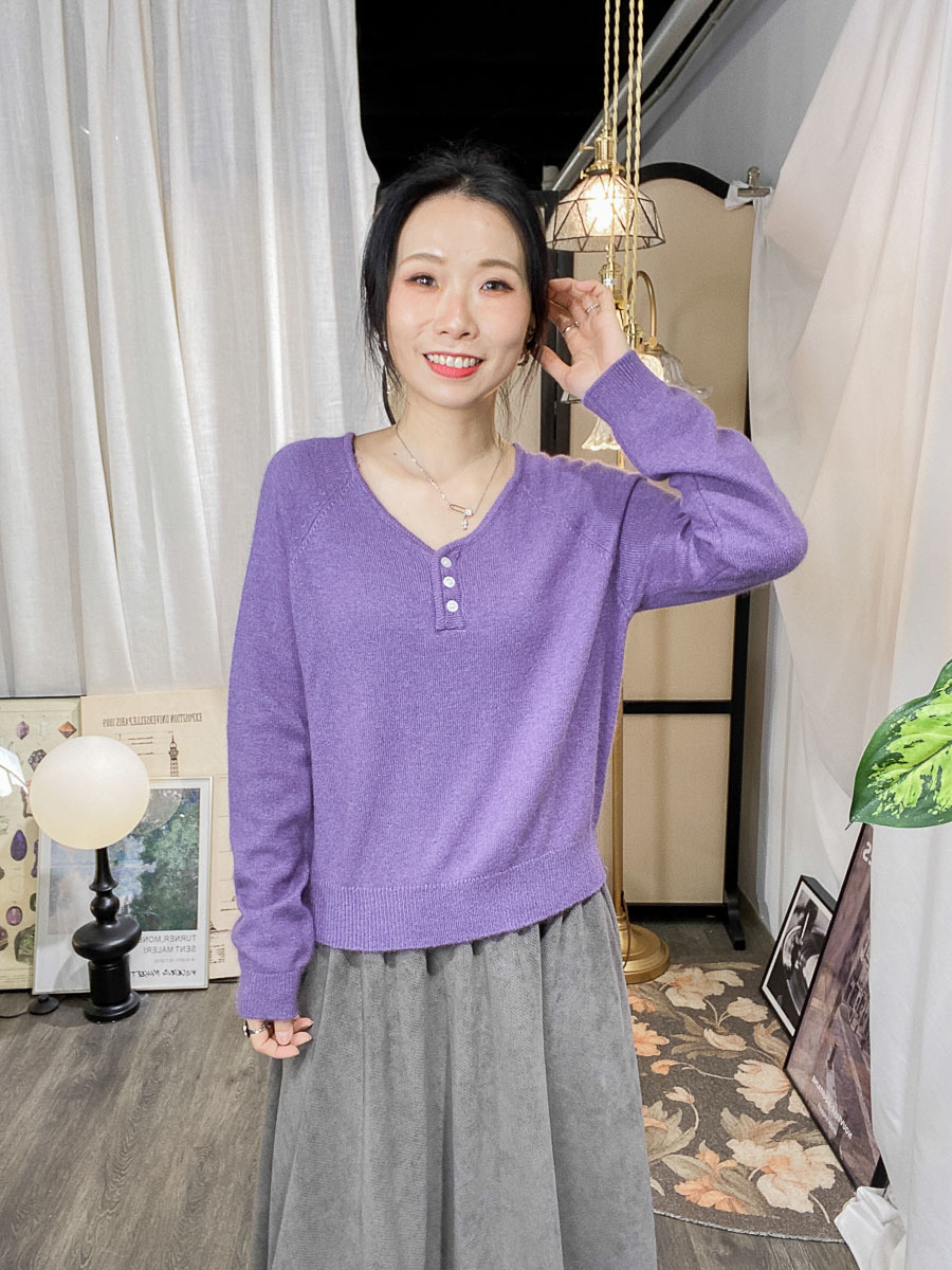 開倉低至半價😱FINALSALE📣【多買多優惠】領位扣鈕．V領 毛毛冷料TOP【不設退換】