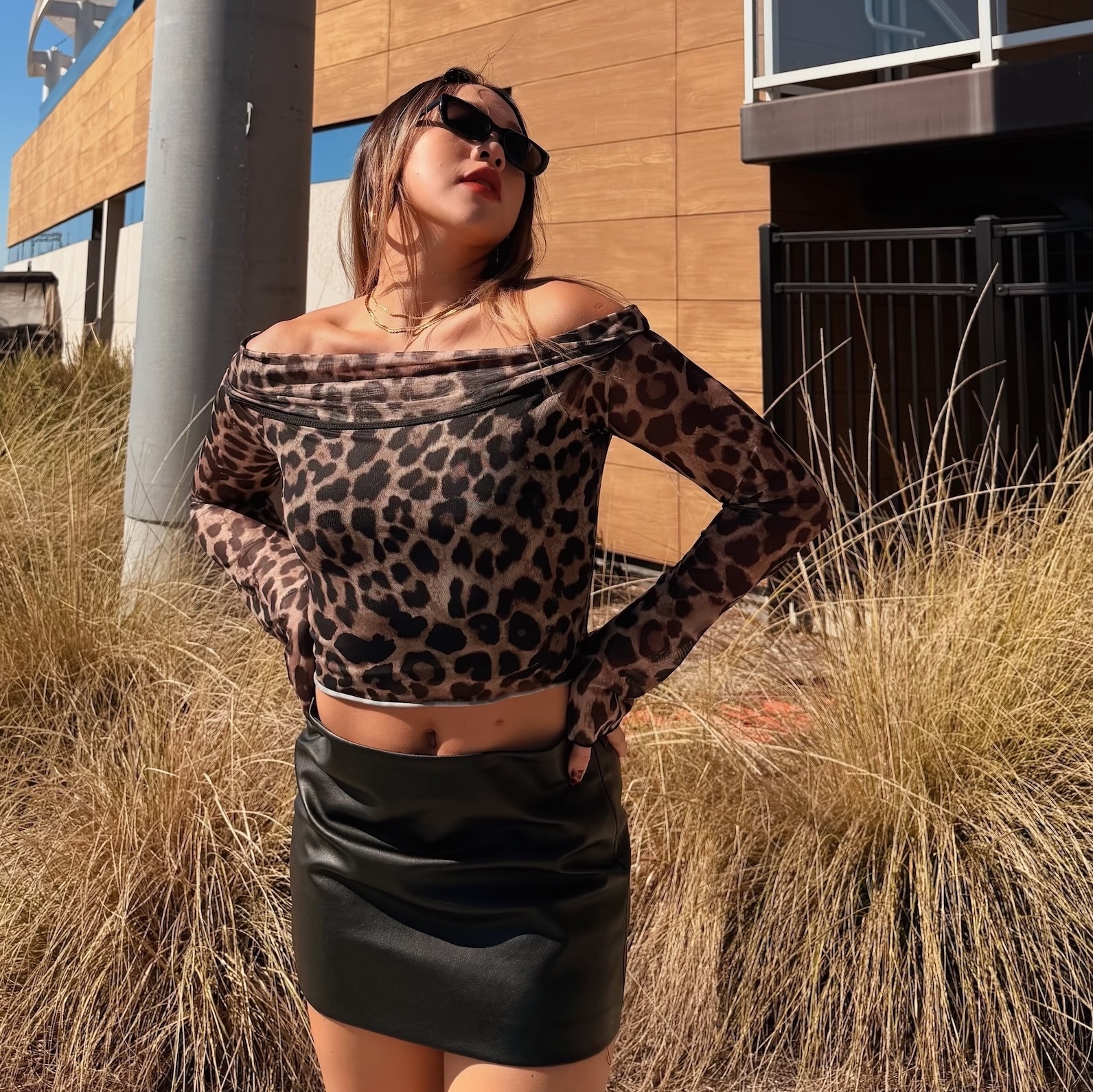 豹紋一字翻領網紗上衣
