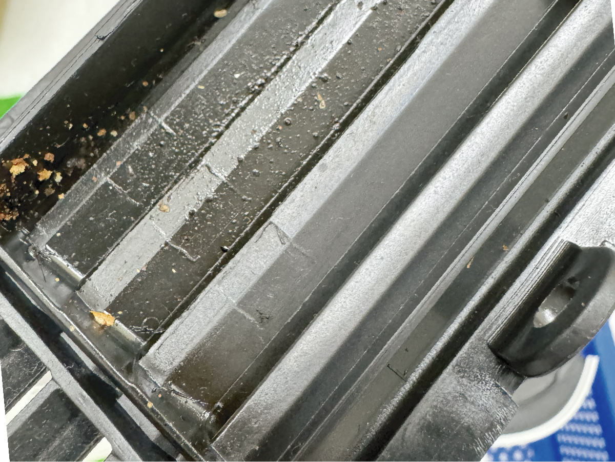 清潔前 氣炸鍋風扇積碳厚重