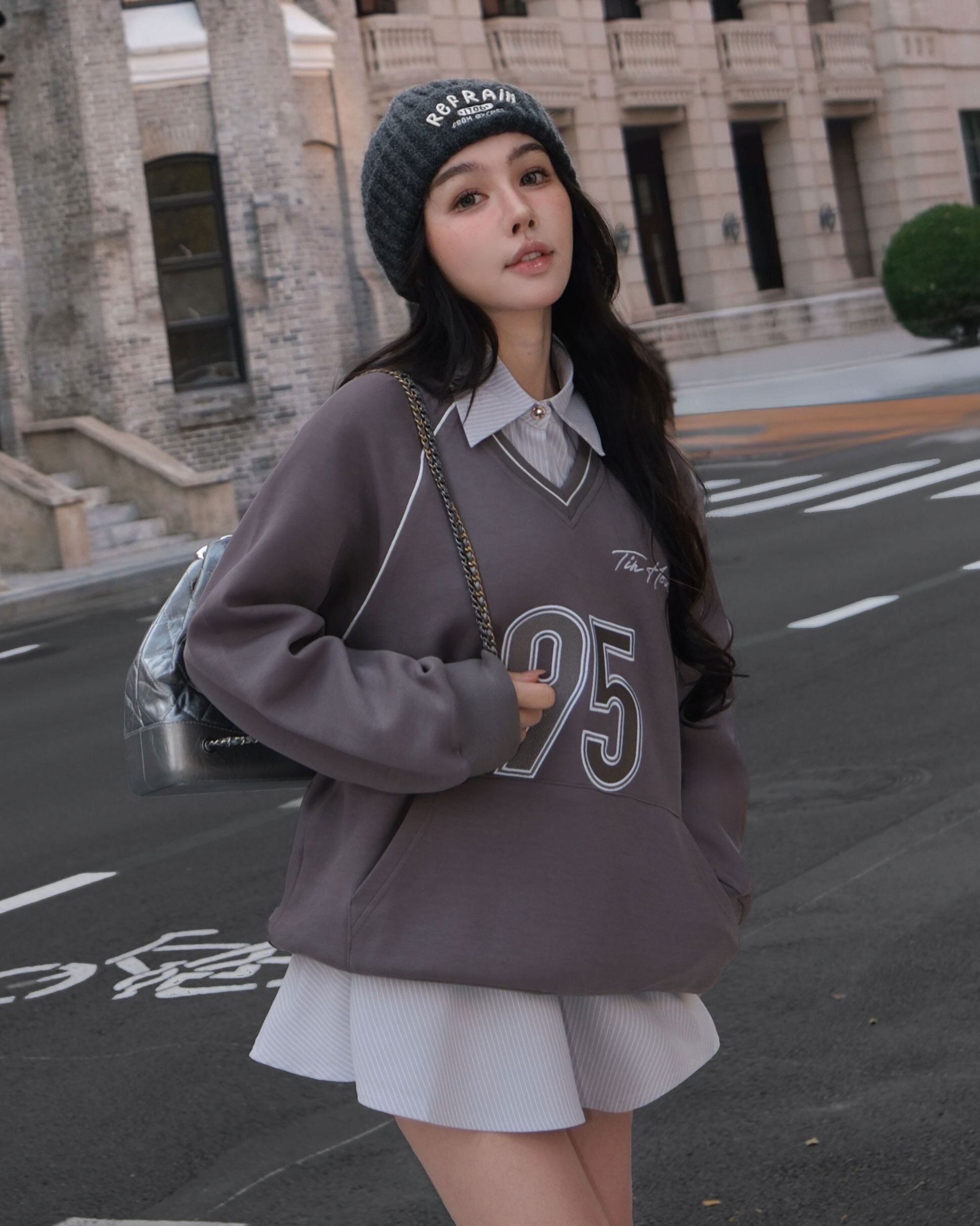 訂製-學院風字母刺繡V領大學T