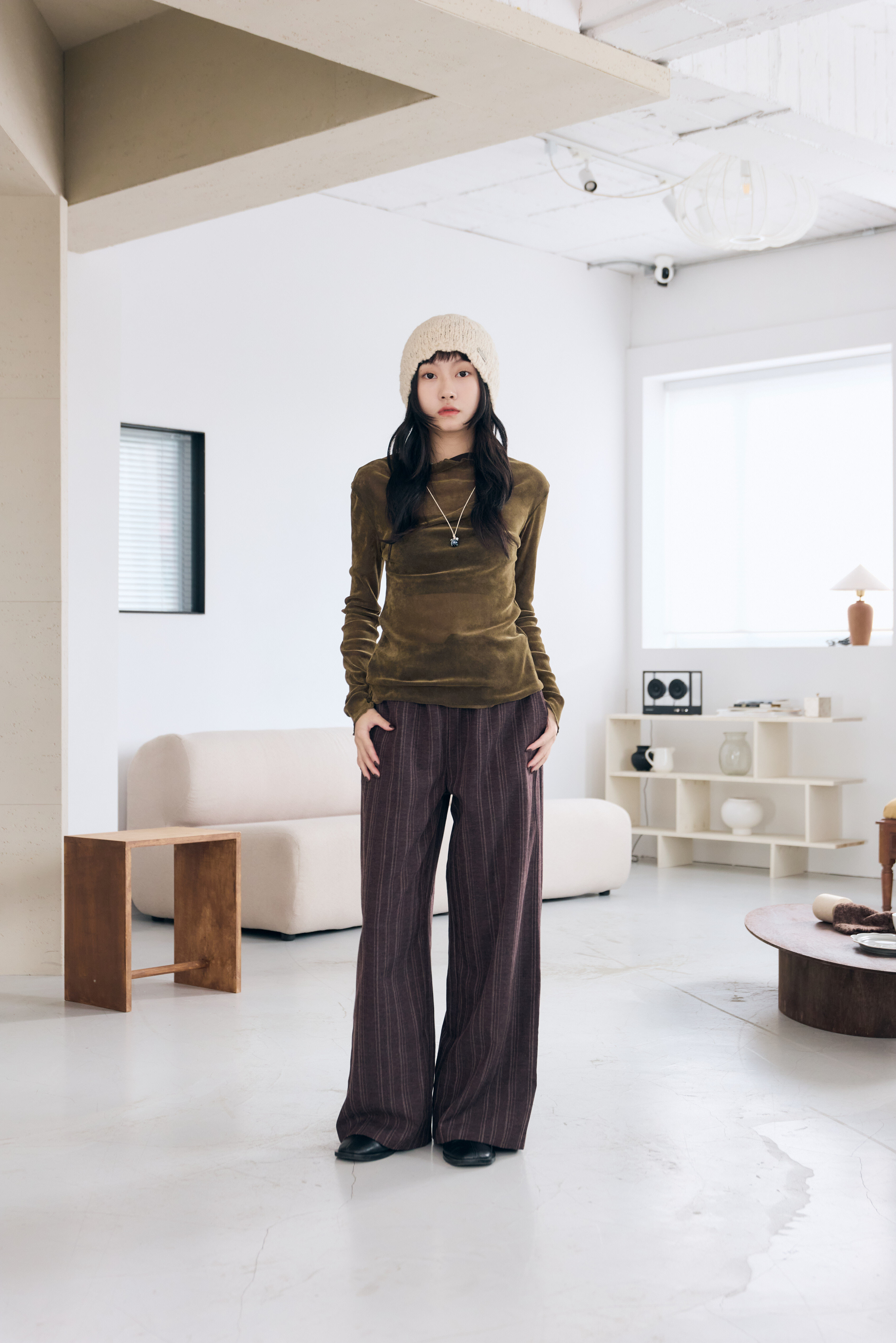 一位戴著毛帽的漂亮女孩站在家中給大家看他全身新品搭配❤️