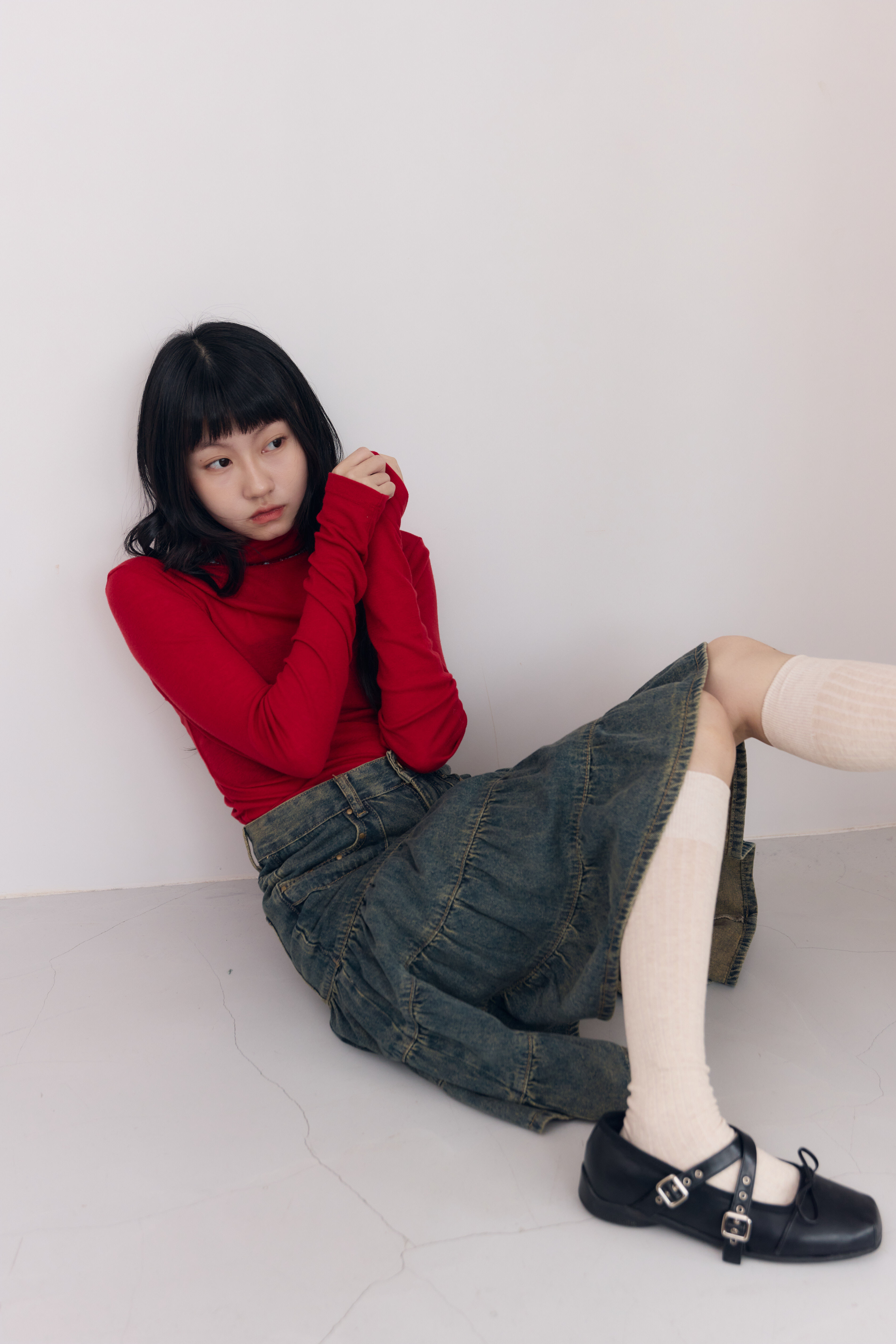 亮眼吸睛的紅色高領，配上五分裙長的蛋糕裙擺，是個時髦女子的穿著