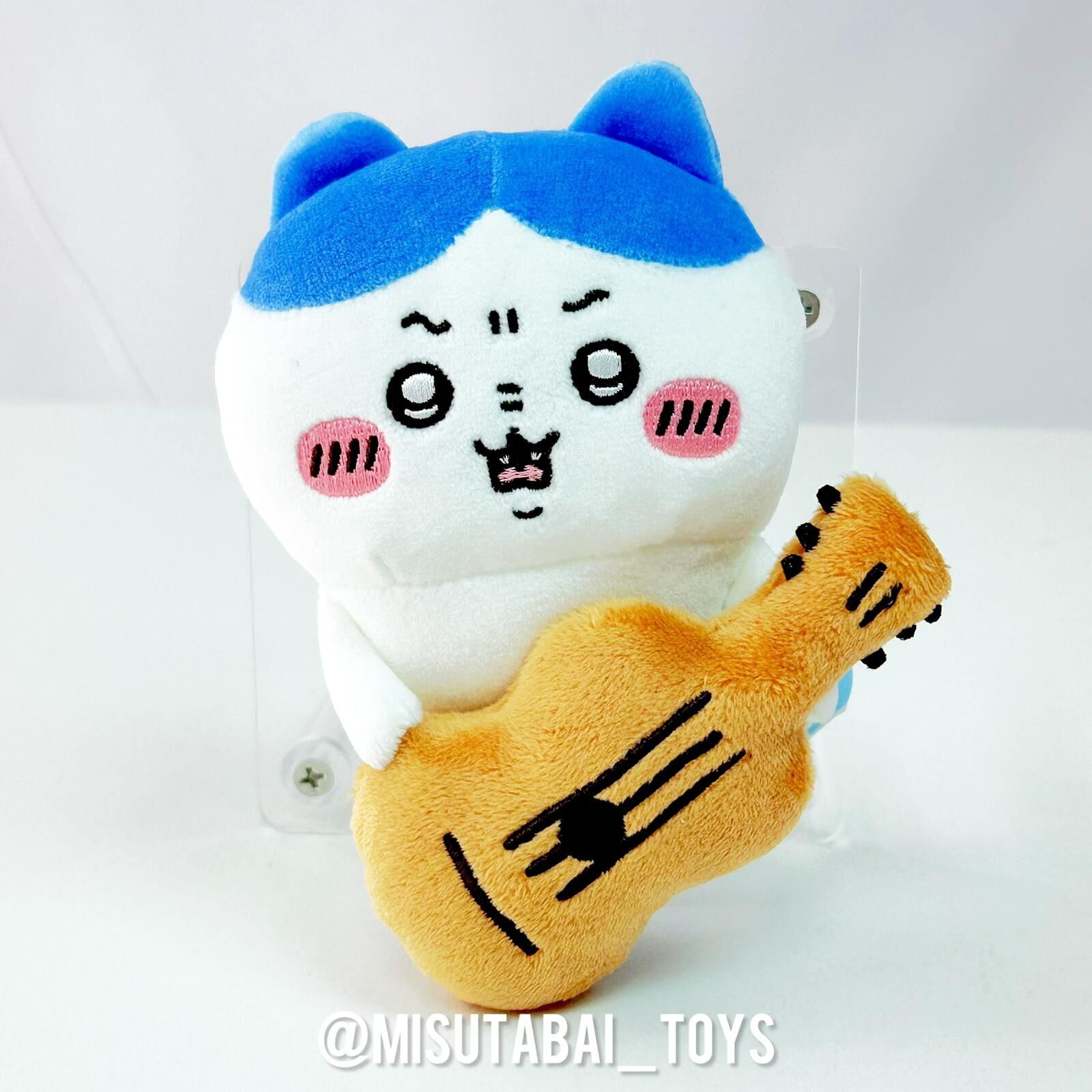 Chiikawa Hook-and-loop Plush Toy Watching from Your Desktop (Hachiware with a Guitar)