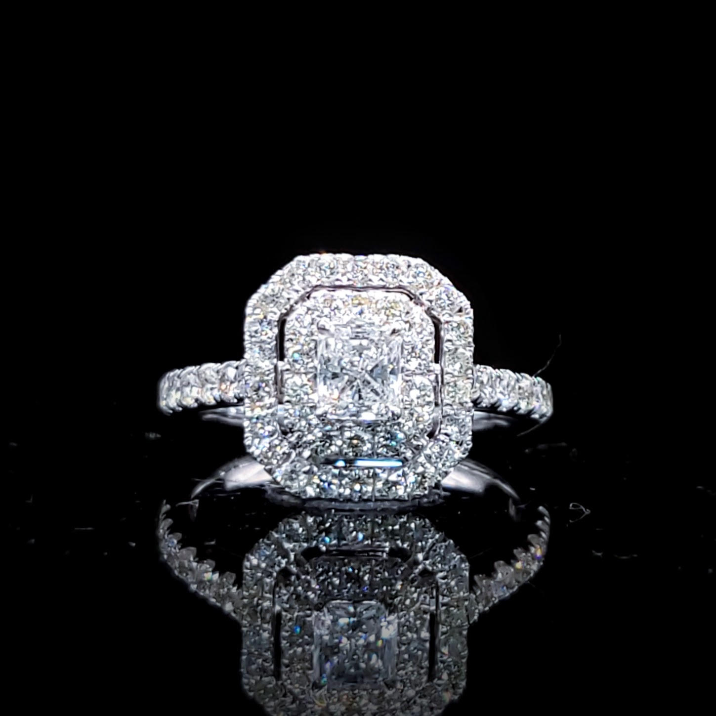 全新18K白金【單粒36份方形鑽石】配小鑽共96份鑽石戒指