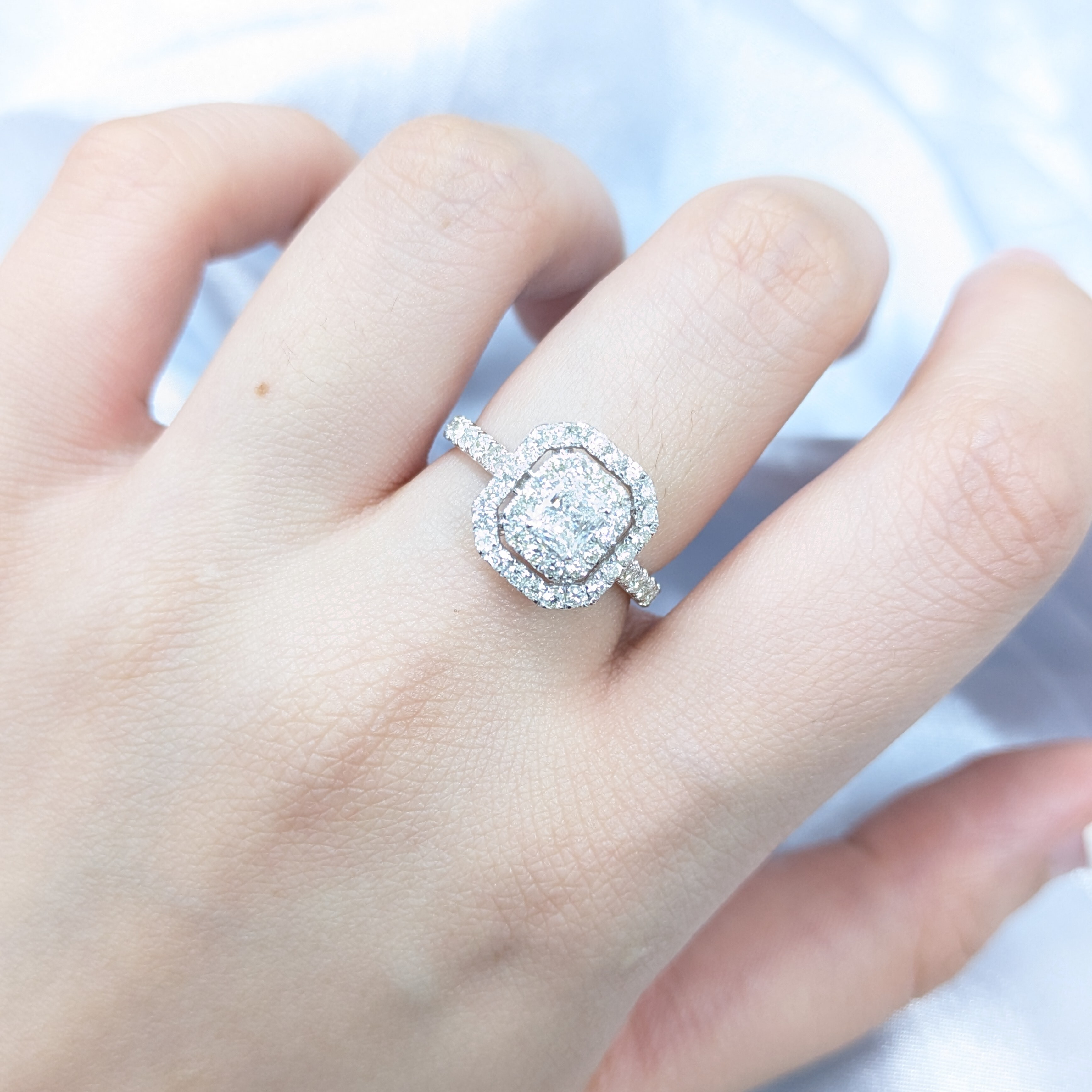 全新18K白金【單粒36份方形鑽石】配小鑽共96份鑽石戒指