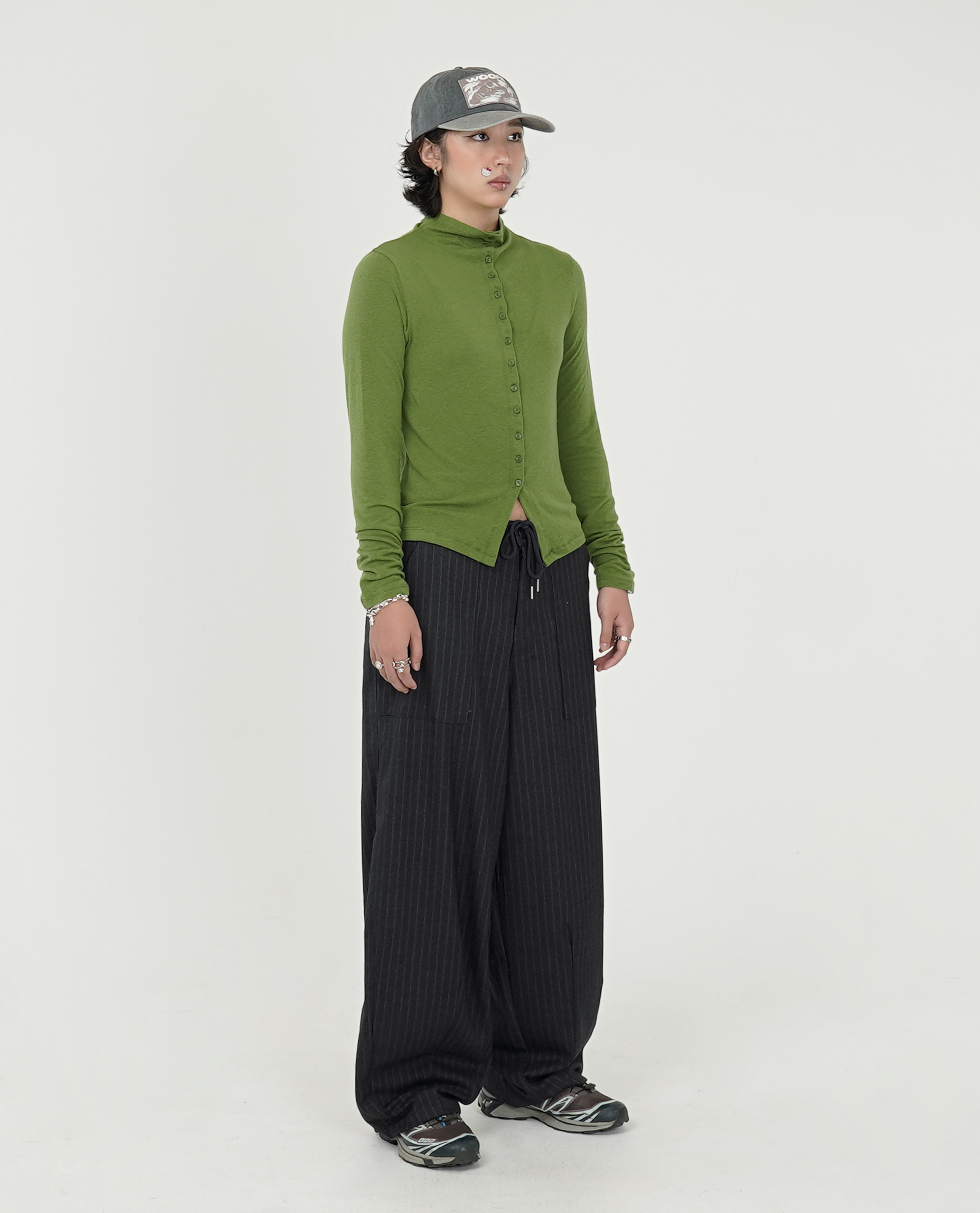 軟料微高領排扣上衣