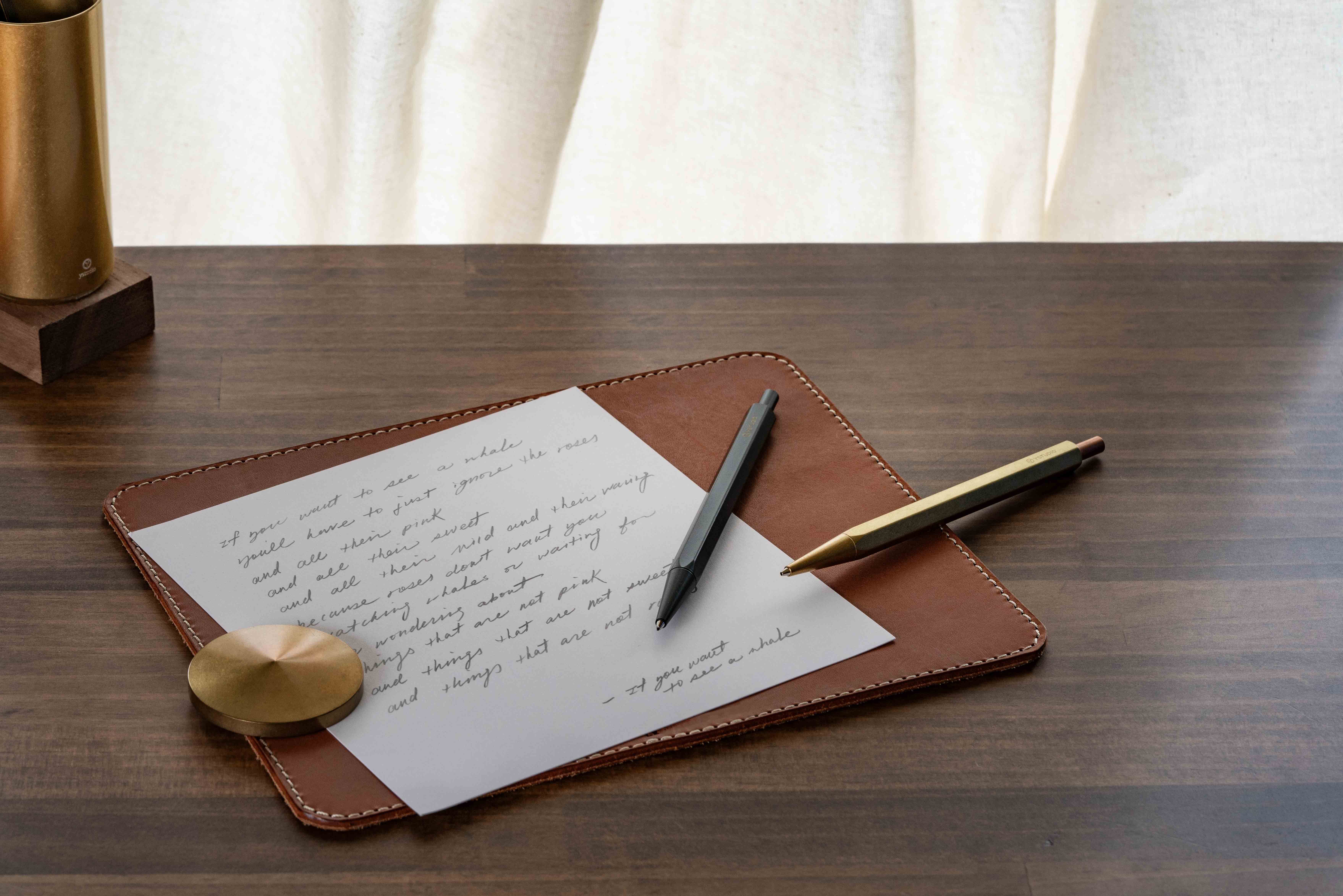 物外YSTUDIO 經典核心系列的自動鉛筆 LITE,擁有六角柱體的經典鉛筆外型,可以結合客製化雷雕服務,是相當有質感的客製化小禮物之一