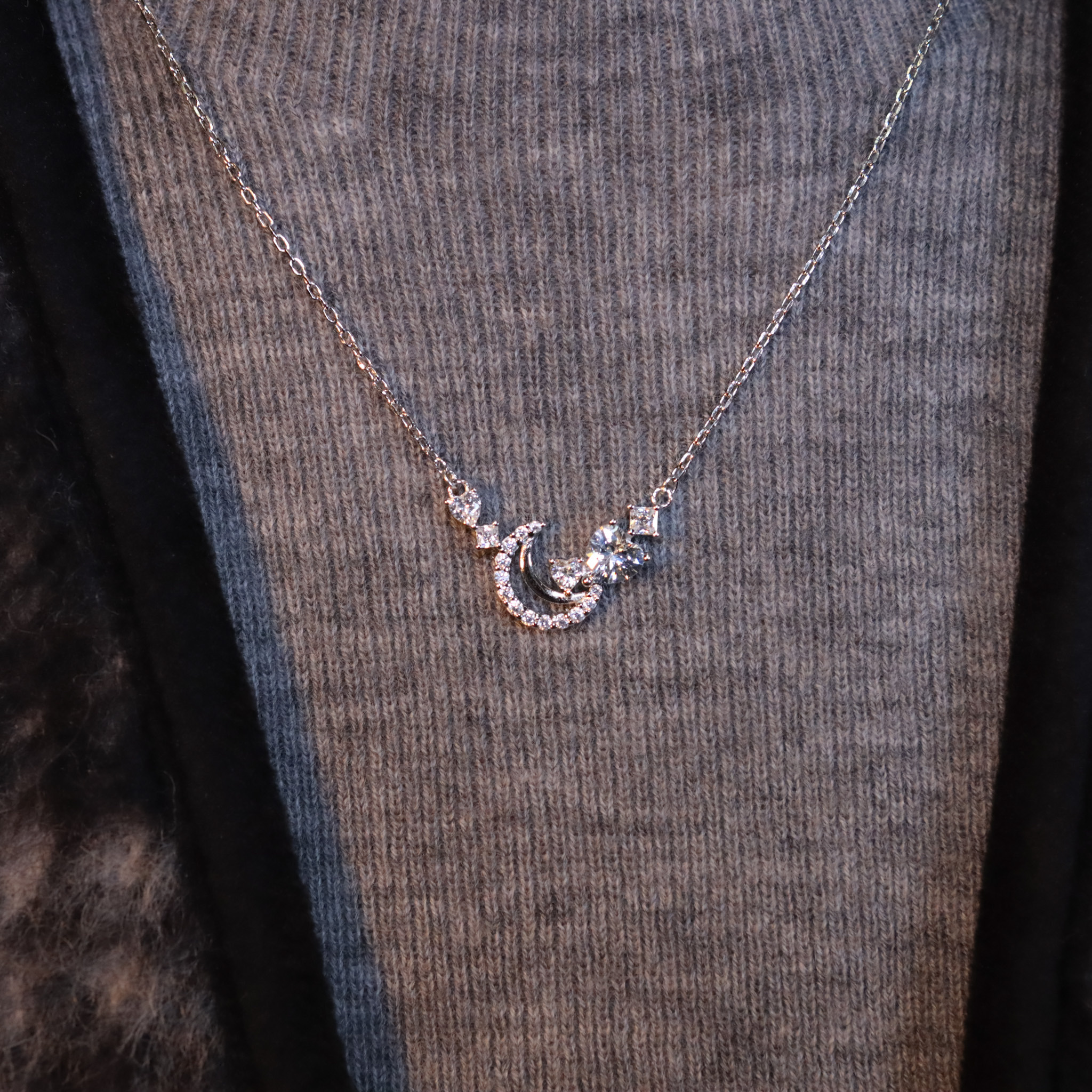 | 925純銀・厚鍍白金 | 月趣協奏項鍊 | NE1507 |