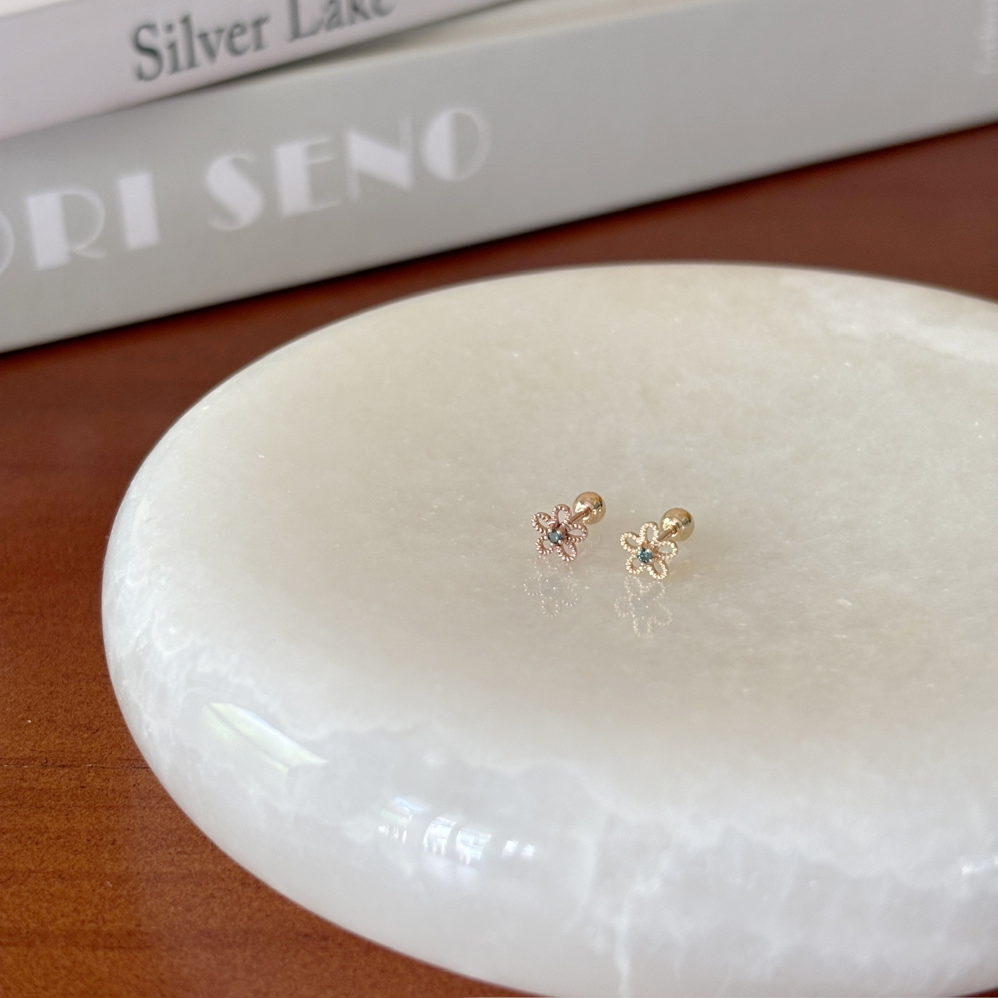 14K簍空花花藍鑽轉珠耳環