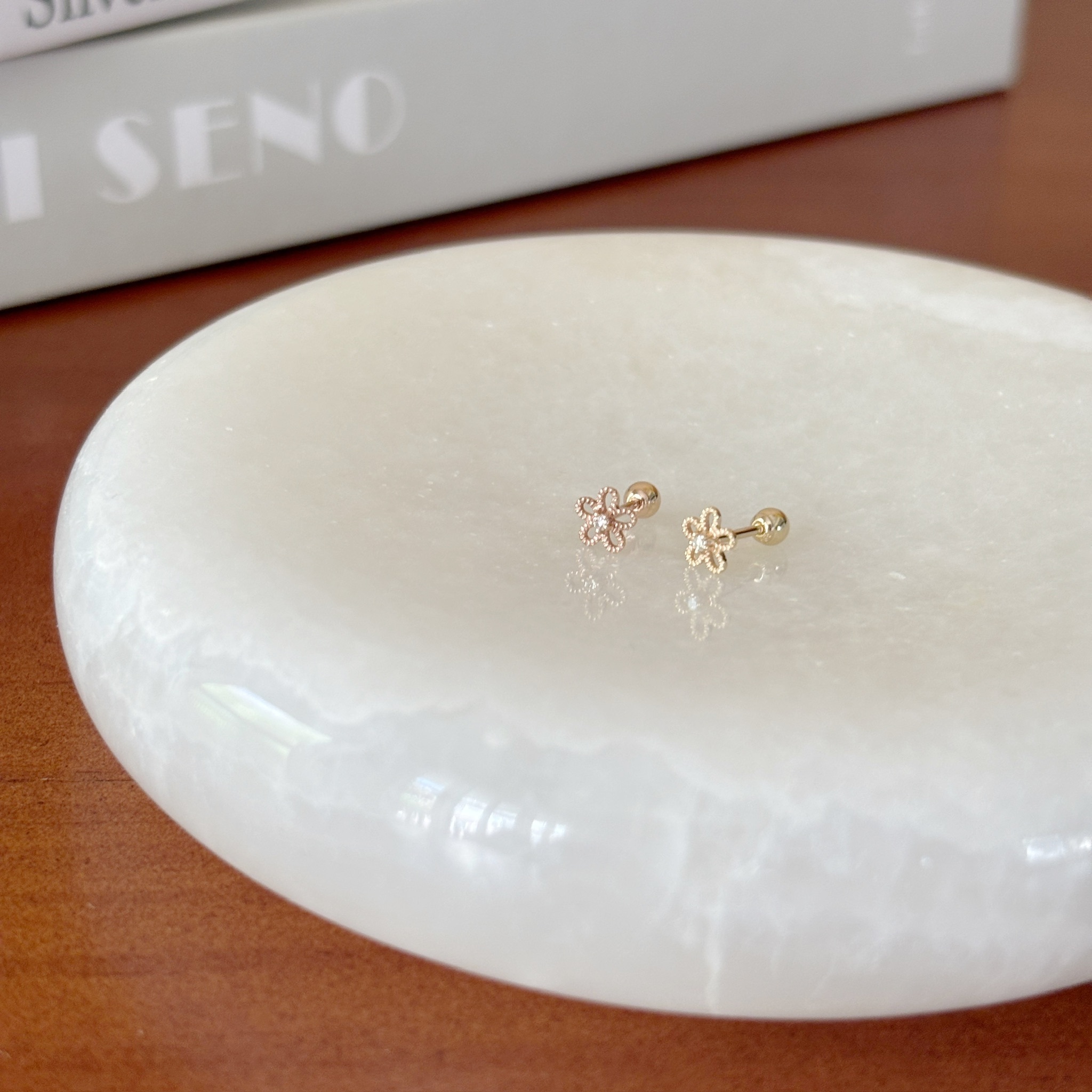 14K簍空花花白鑽轉珠耳環