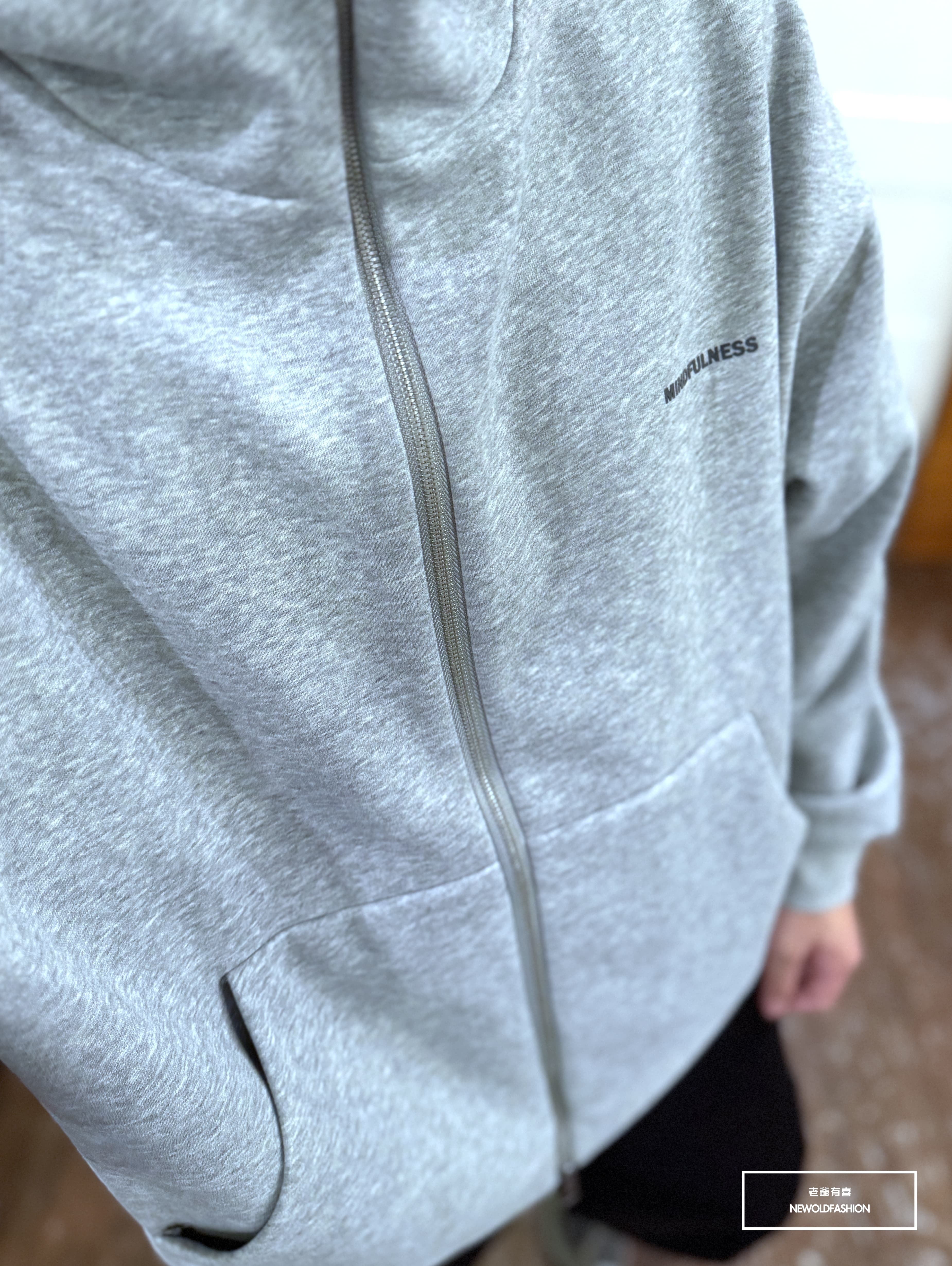 『新品上市』重磅M.S立體膠印棉質連帽外套(NOF25101130)-淺灰