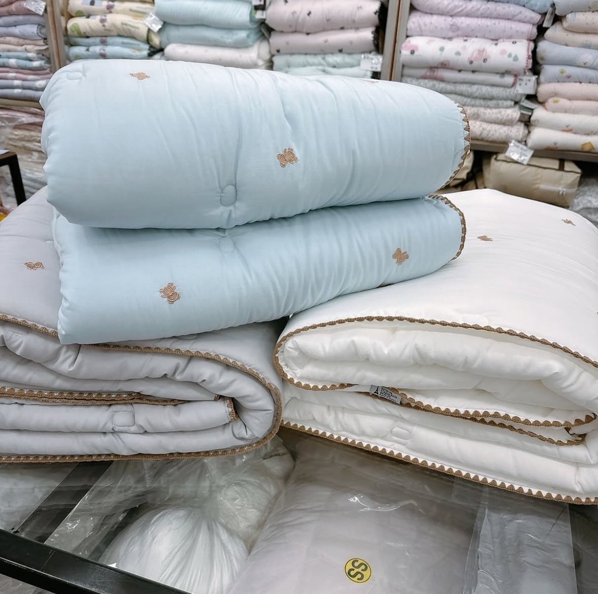 🇰🇷廣藏市場｜刺繡小熊滾邊四季被