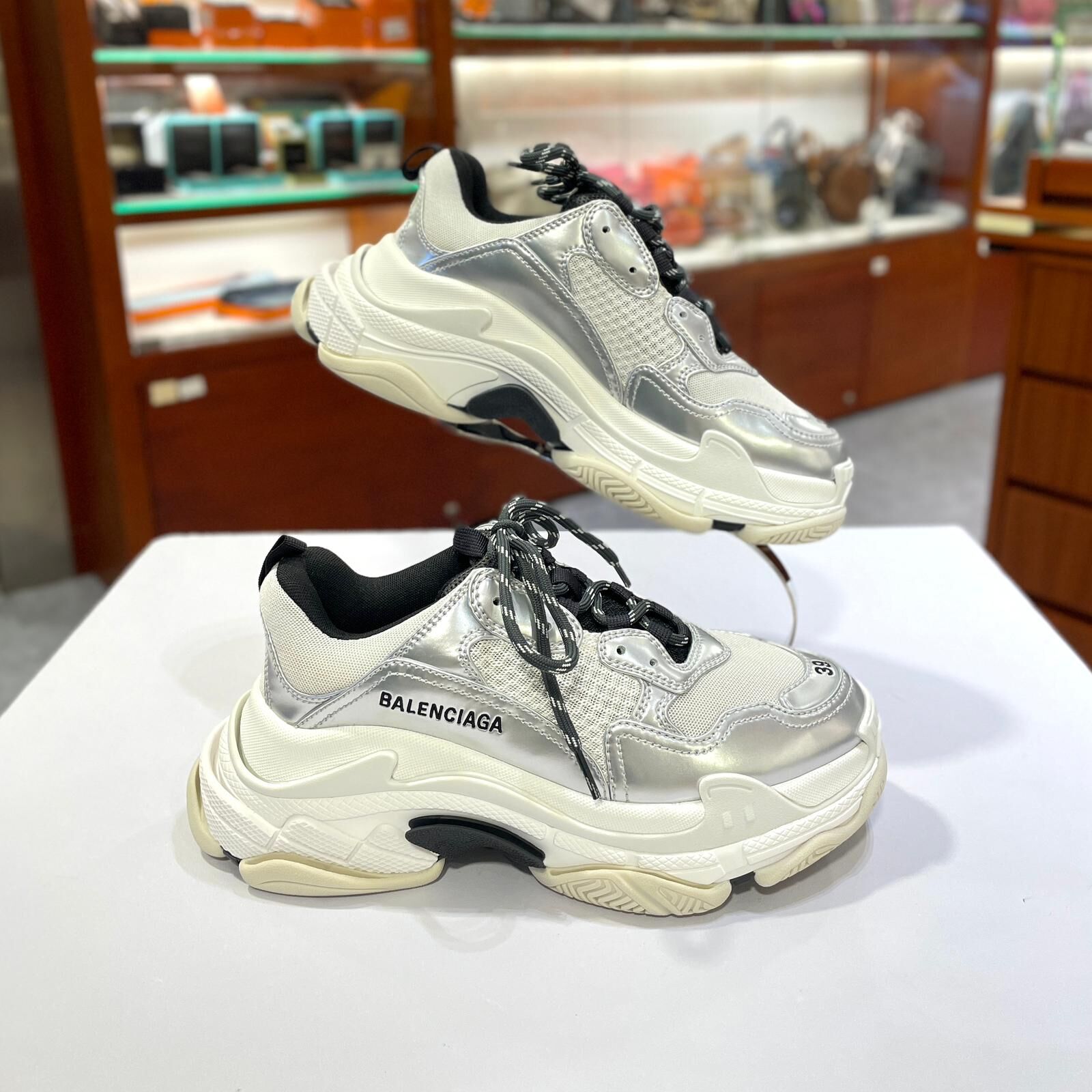 本月限時折扣 !!! 全新BALENCIAGA TRIPLE S 運動鞋 39碼 灰銀白色 #老嗲鞋 #男女同款 #香榭站正品